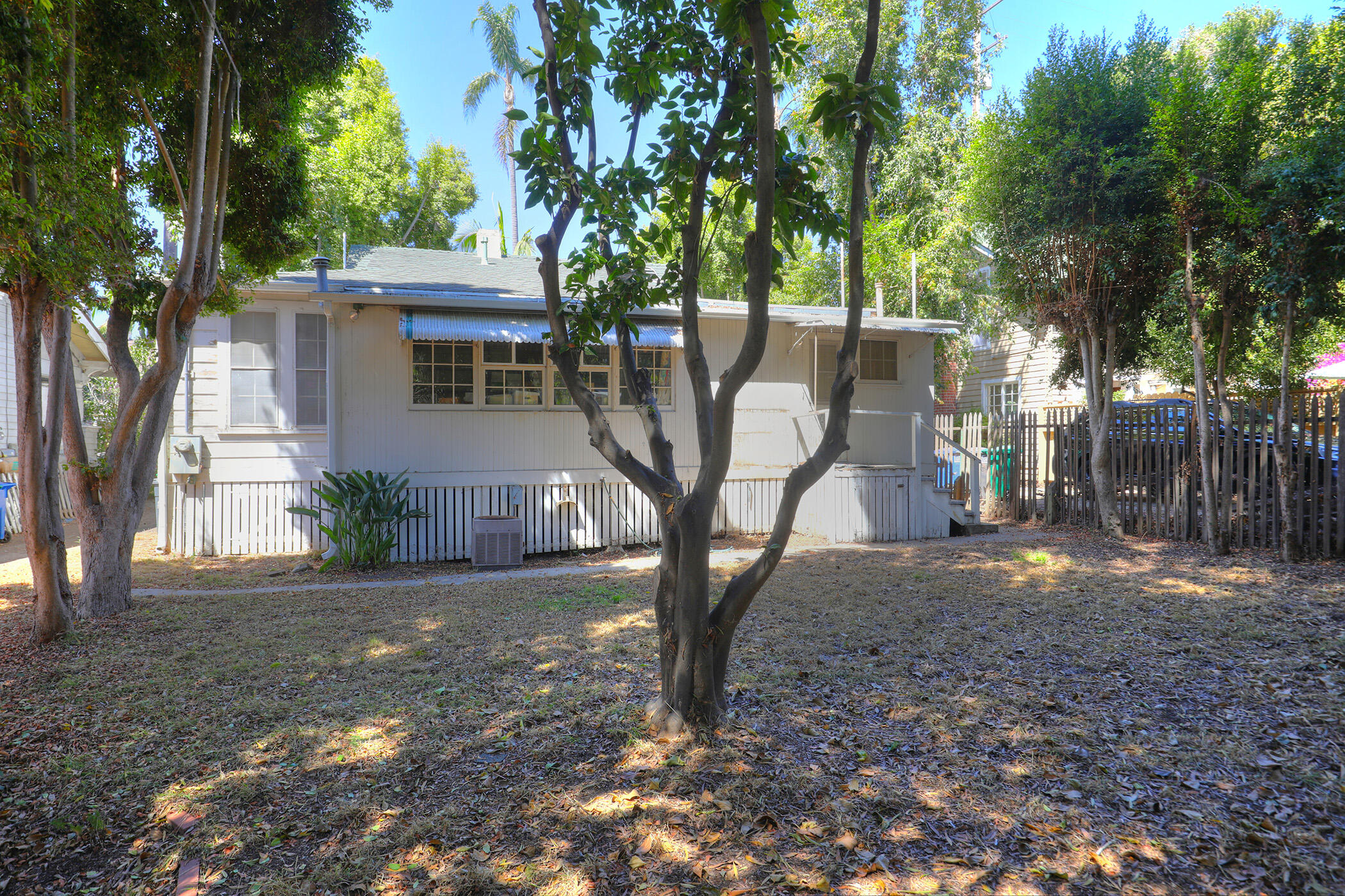 Santa Barbara, California 93101, United States, 2 Bedrooms Bedrooms, ,2 BathroomsBathrooms,Residential,Active,242077