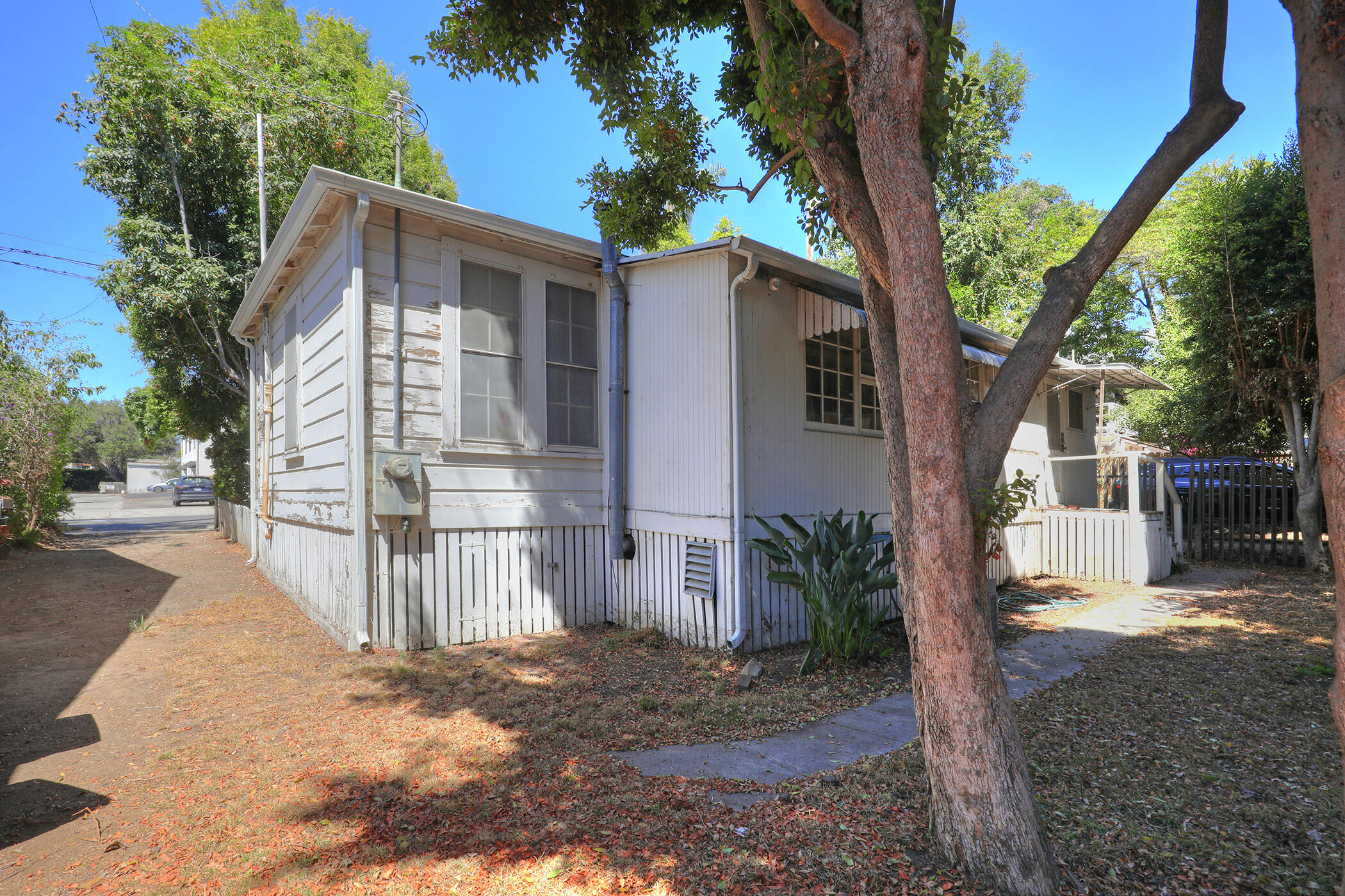 Santa Barbara, California 93101, United States, 2 Bedrooms Bedrooms, ,2 BathroomsBathrooms,Residential,Active,242077