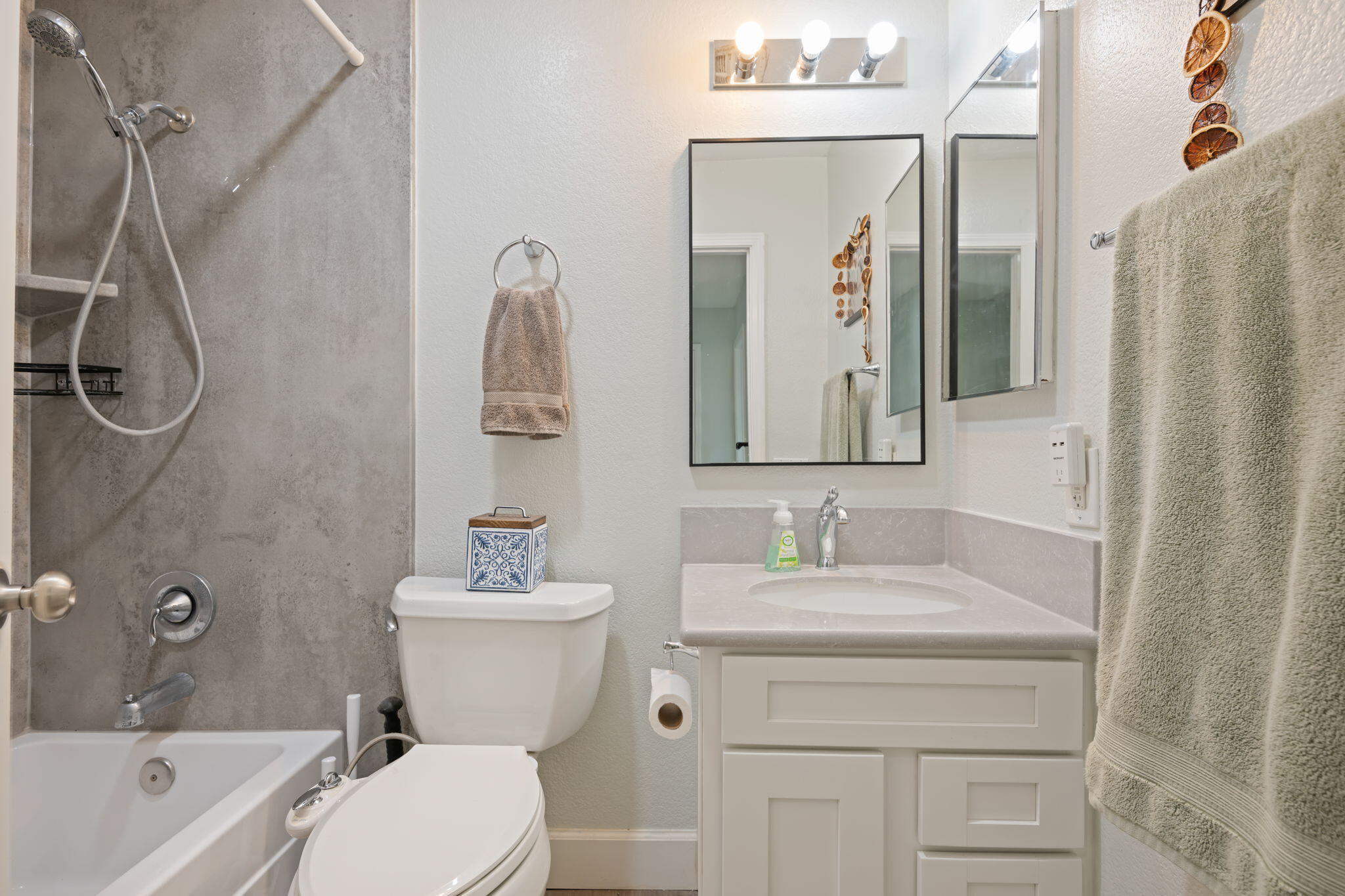 Carpinteria, California 93013, United States, 2 Bedrooms Bedrooms, ,1 BathroomBathrooms,Residential,Pending,205684