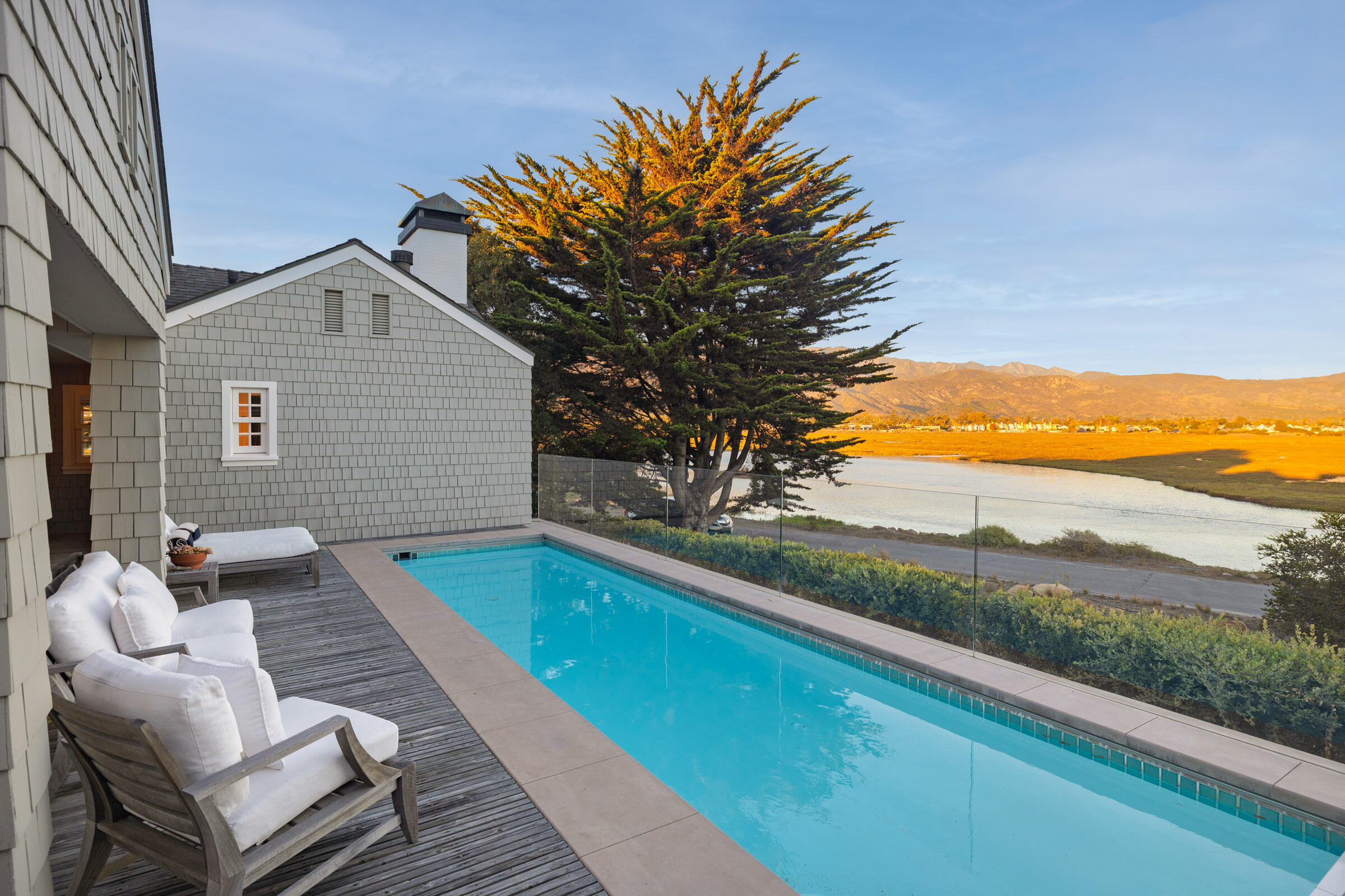 Carpinteria, California 93013, United States, 4 Bedrooms Bedrooms, ,5 BathroomsBathrooms,Residential,Active,238307