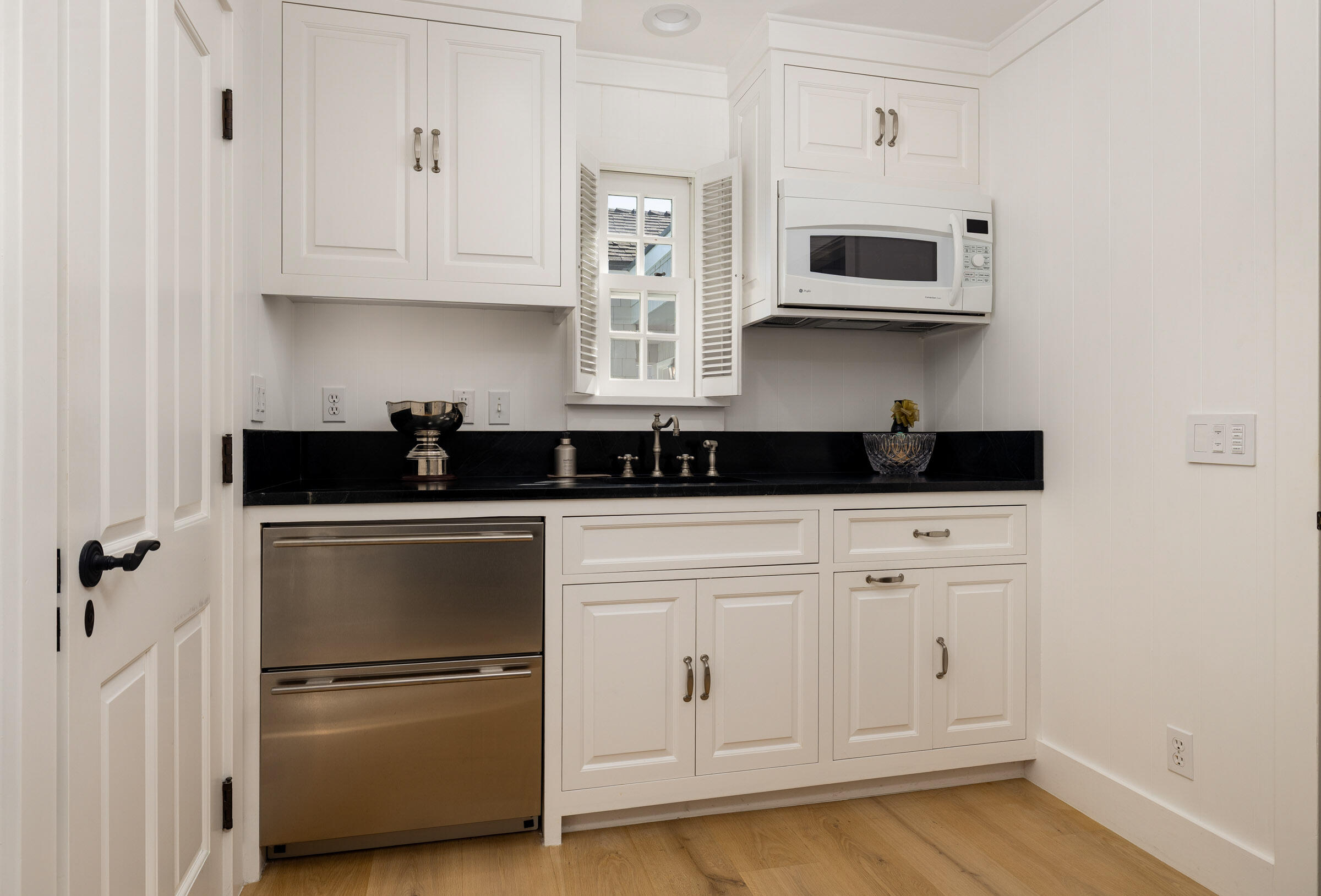 Carpinteria, California 93013, United States, 4 Bedrooms Bedrooms, ,5 BathroomsBathrooms,Residential,Active,238307