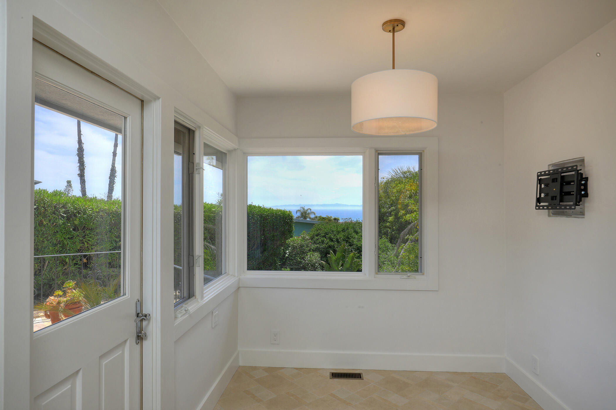 Santa Barbara, California 93103, United States, 3 Bedrooms Bedrooms, ,3 BathroomsBathrooms,Residential,Active,137410