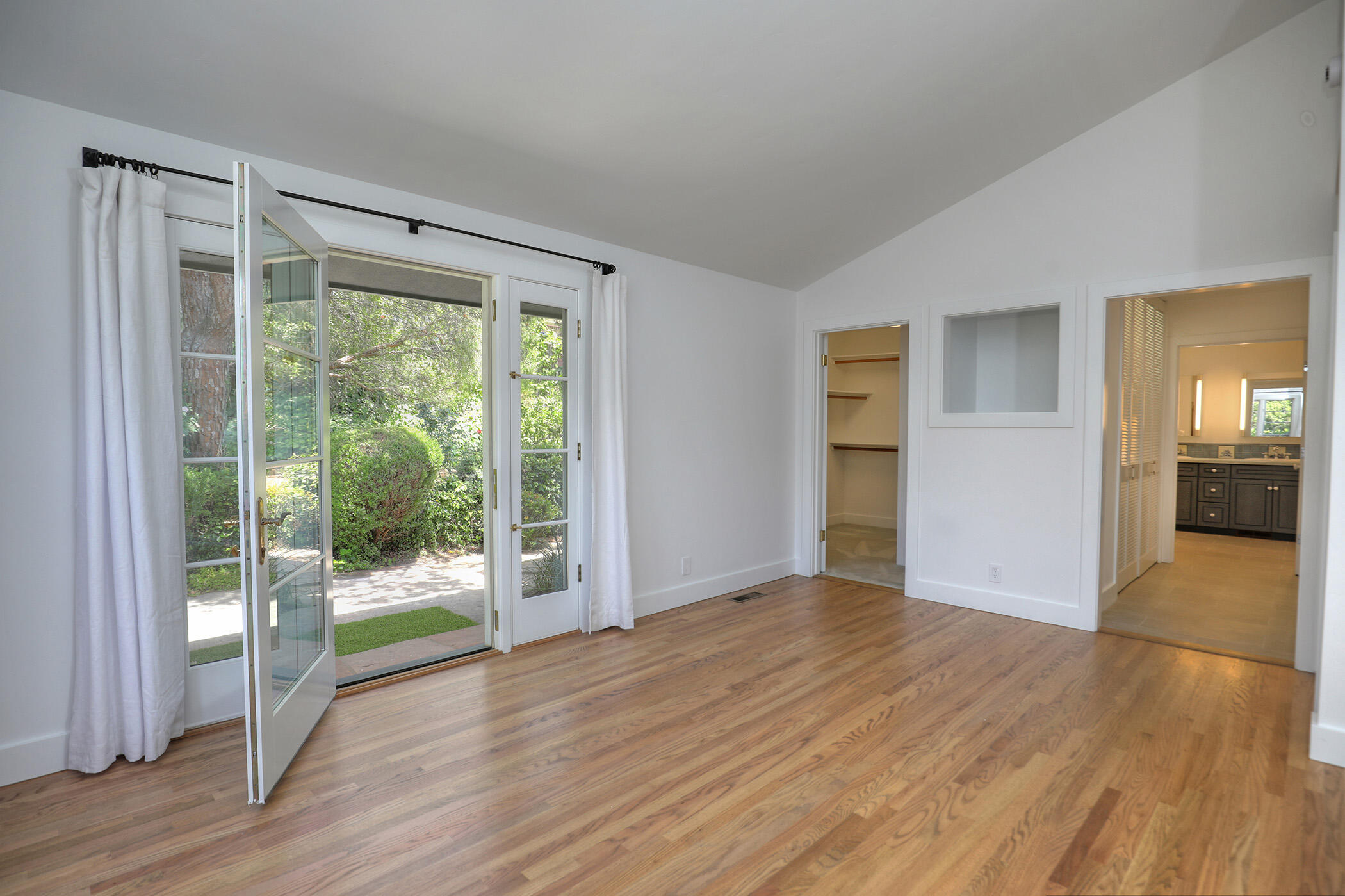 Santa Barbara, California 93103, United States, 3 Bedrooms Bedrooms, ,3 BathroomsBathrooms,Residential,Active,137410