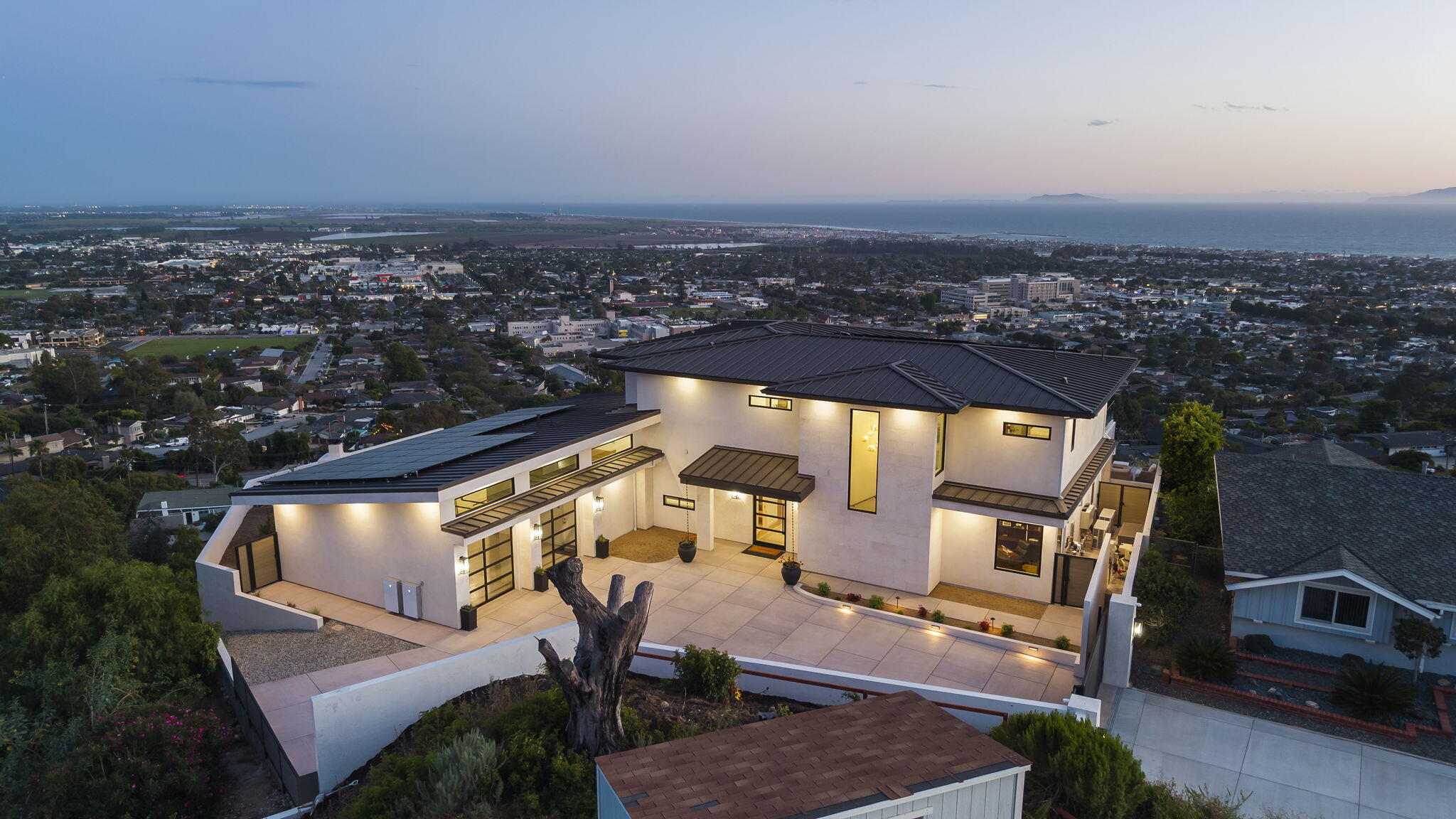 Ventura, California, 93003, United States, 4 Bedrooms Bedrooms, ,5 BathroomsBathrooms,Residential,Active,2041643