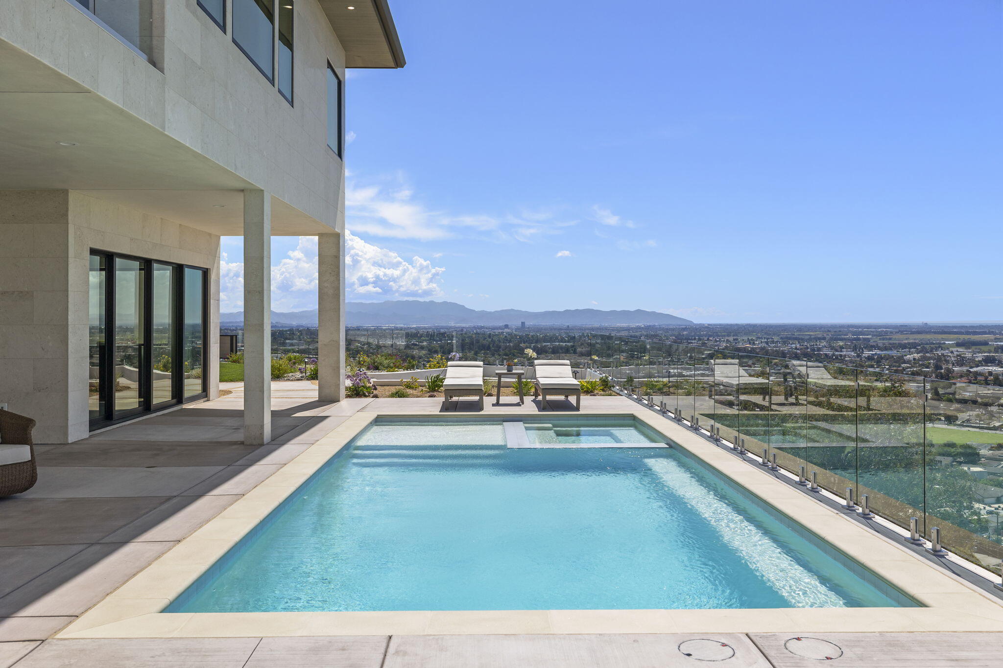 Ventura, California, 93003, United States, 4 Bedrooms Bedrooms, ,5 BathroomsBathrooms,Residential,Active,2041643