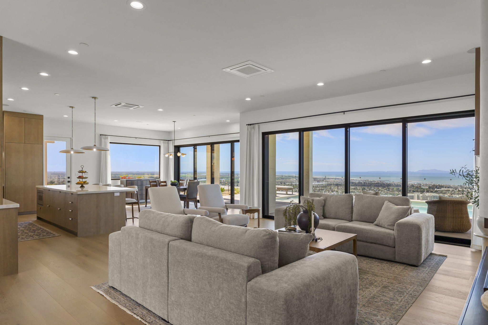 Ventura, California, 93003, United States, 4 Bedrooms Bedrooms, ,5 BathroomsBathrooms,Residential,Active,2041643