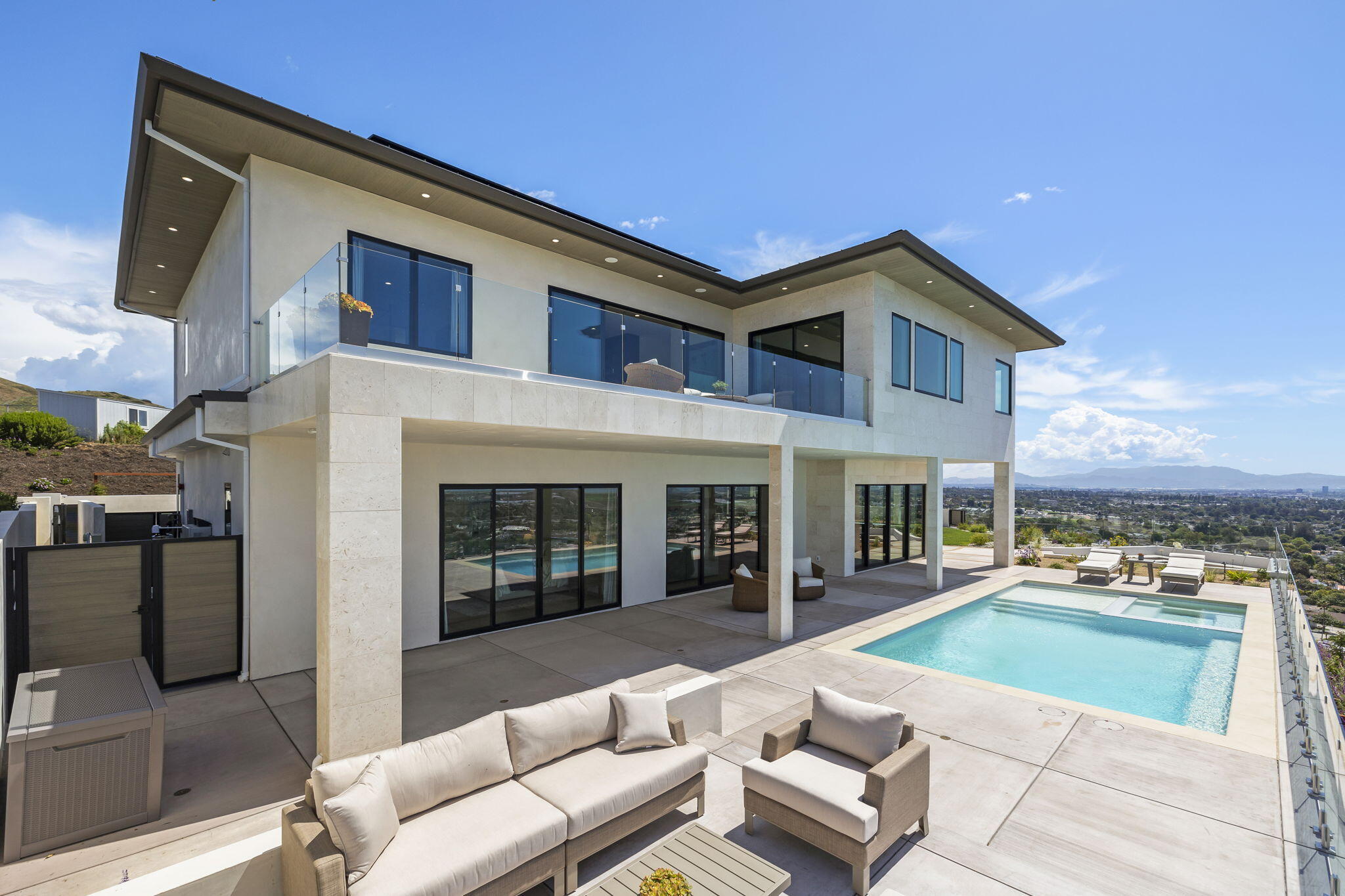 Ventura, California, 93003, United States, 4 Bedrooms Bedrooms, ,5 BathroomsBathrooms,Residential,Active,2041643