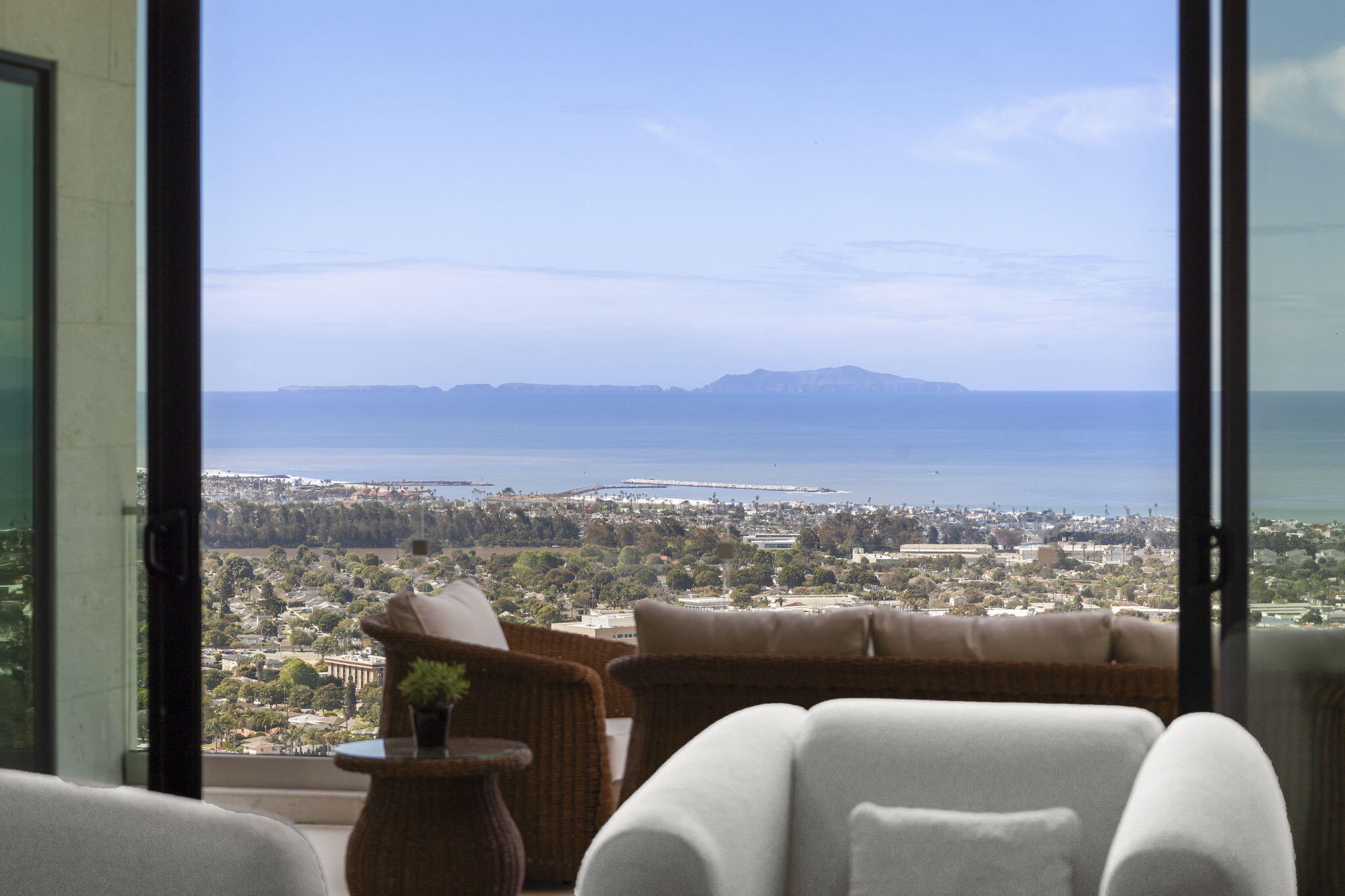 Ventura, California, 93003, United States, 4 Bedrooms Bedrooms, ,5 BathroomsBathrooms,Residential,Active,2041643