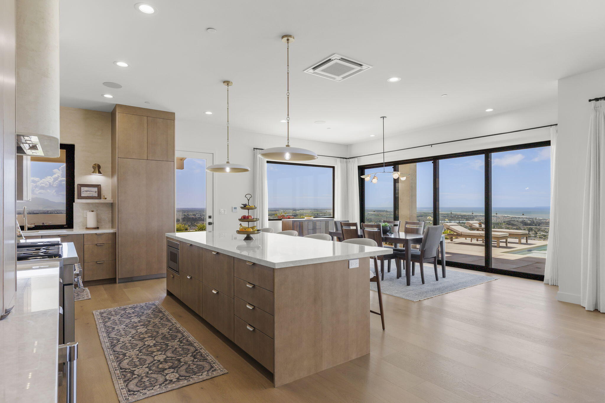 Ventura, California, 93003, United States, 4 Bedrooms Bedrooms, ,5 BathroomsBathrooms,Residential,Active,2041643