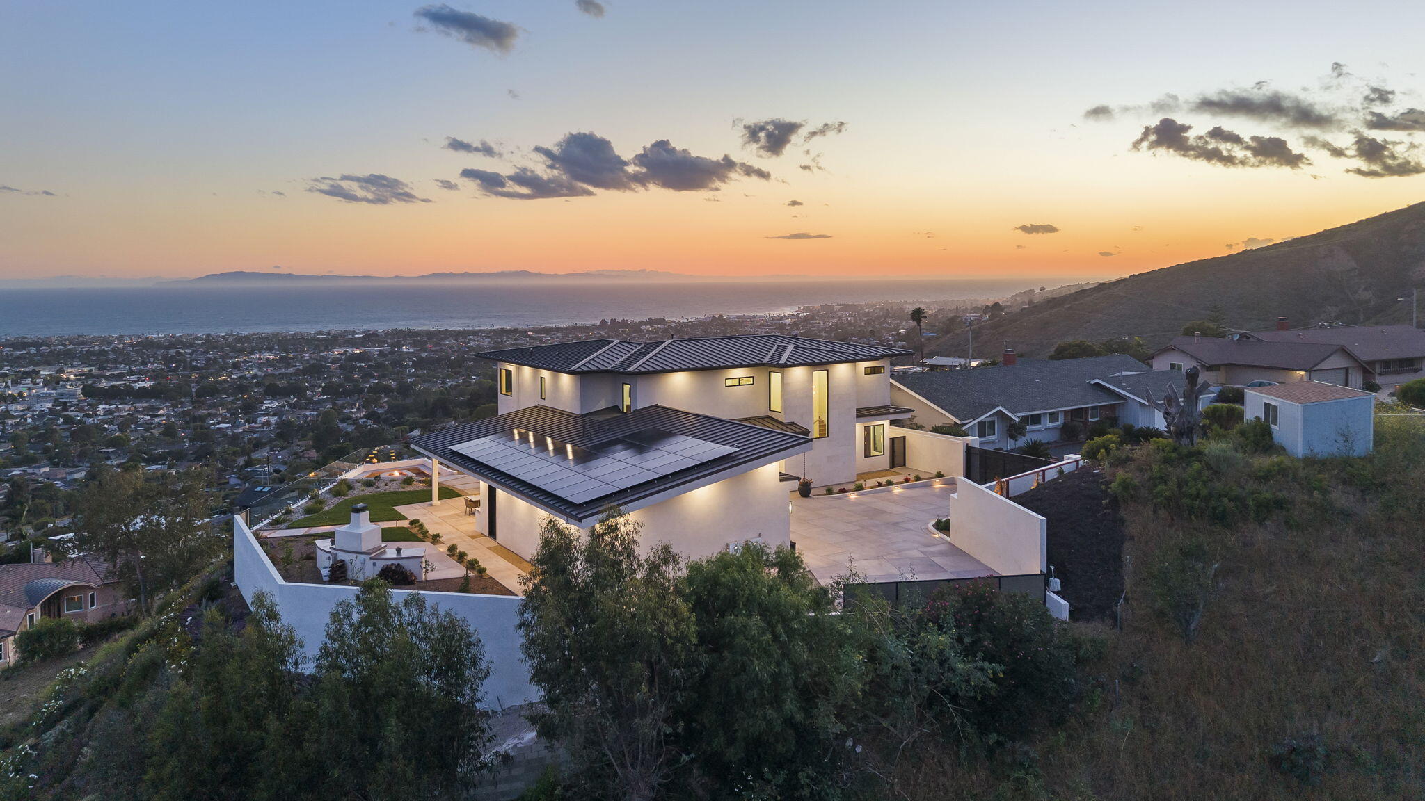 Ventura, California, 93003, United States, 4 Bedrooms Bedrooms, ,5 BathroomsBathrooms,Residential,Active,2041643