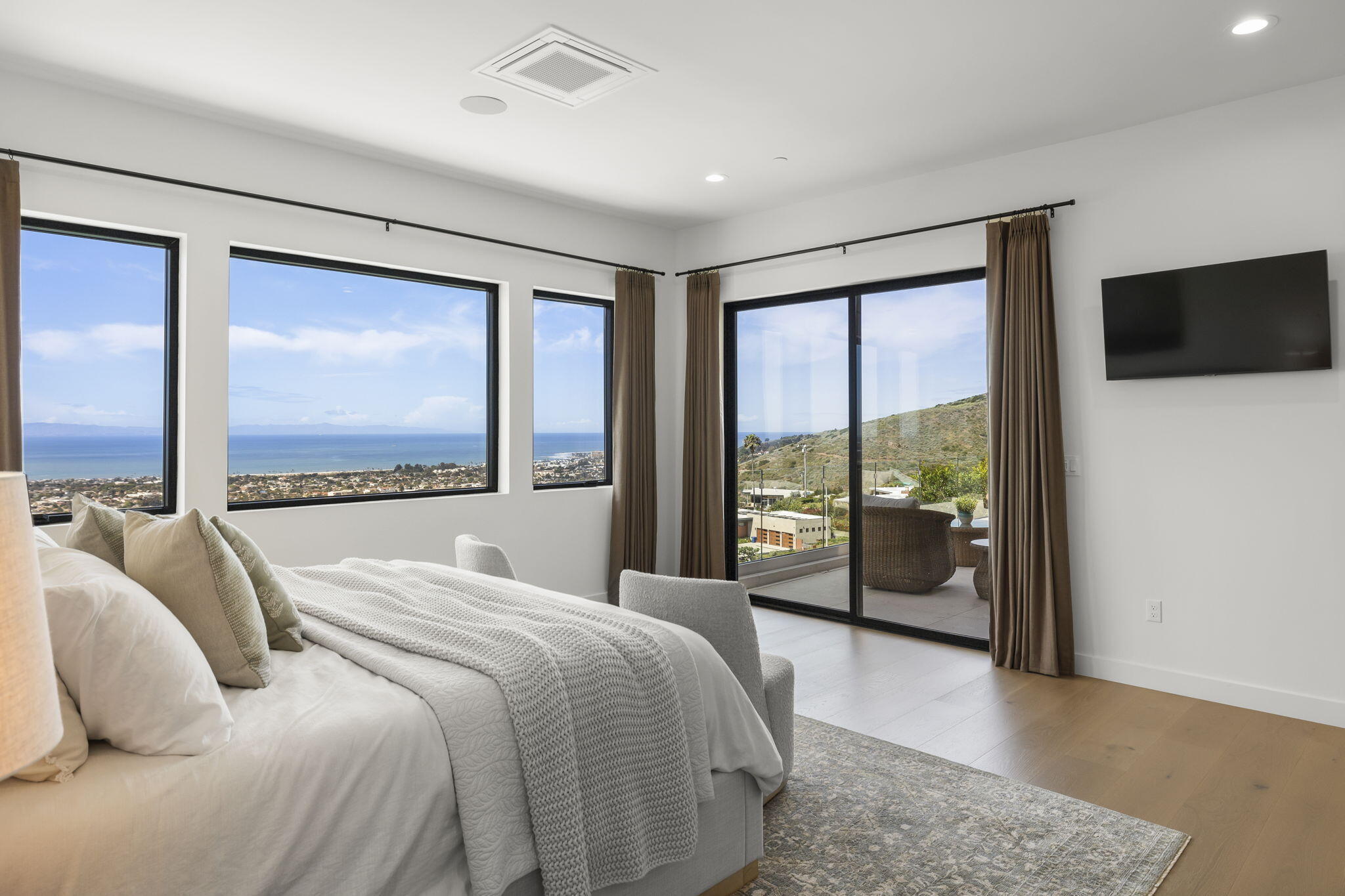 Ventura, California, 93003, United States, 4 Bedrooms Bedrooms, ,5 BathroomsBathrooms,Residential,Active,2041643
