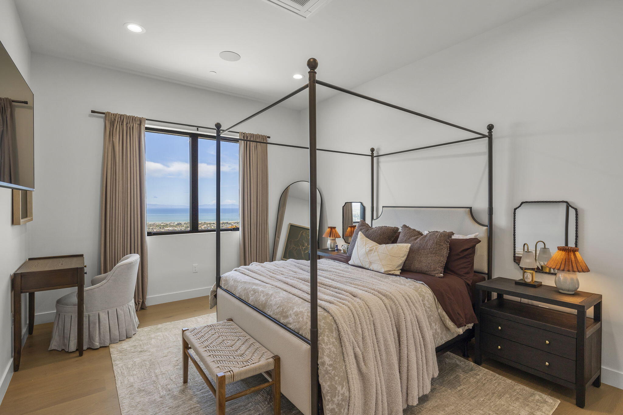 Ventura, California, 93003, United States, 4 Bedrooms Bedrooms, ,5 BathroomsBathrooms,Residential,Active,2041643