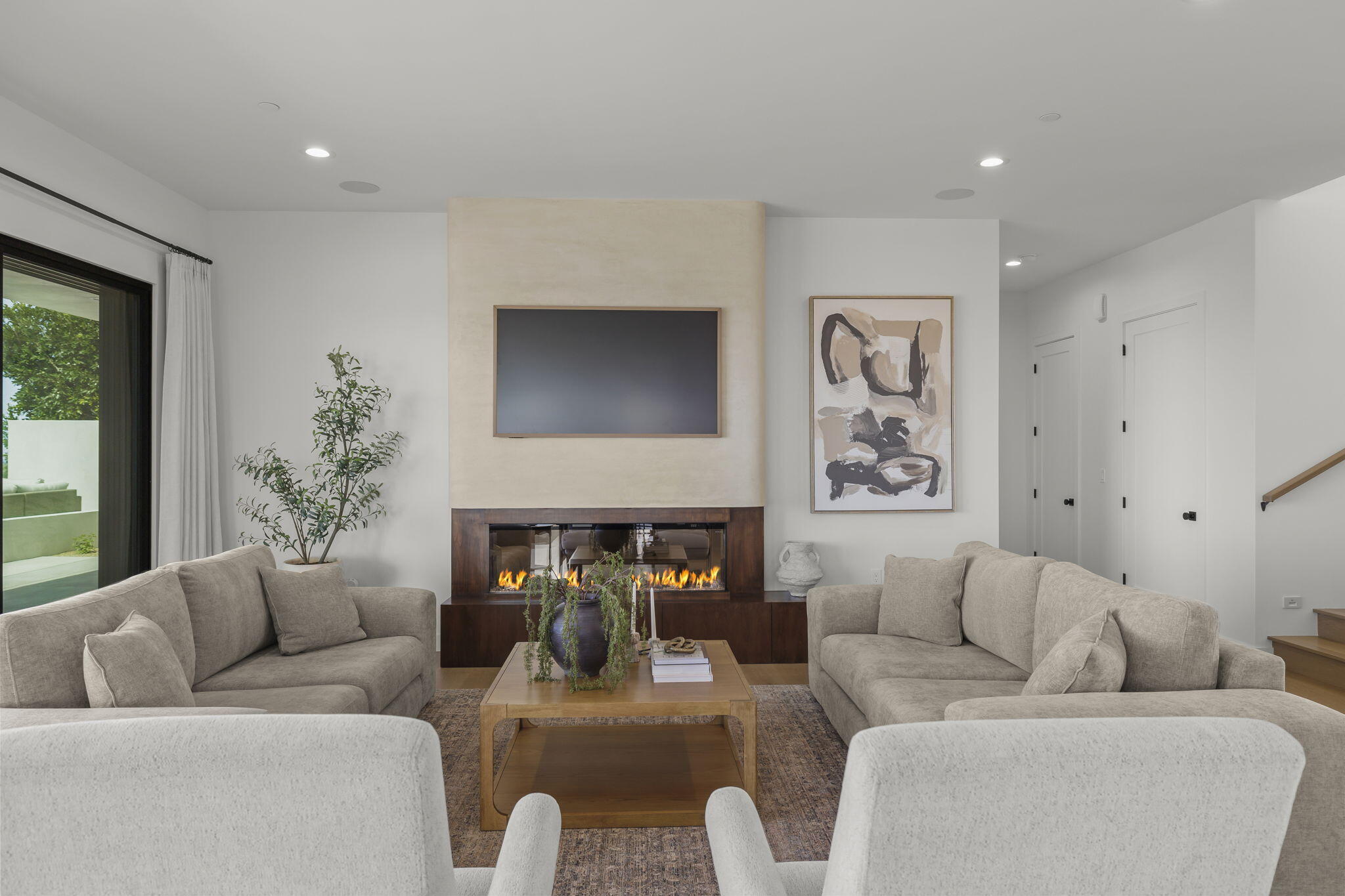 Ventura, California, 93003, United States, 4 Bedrooms Bedrooms, ,5 BathroomsBathrooms,Residential,Active,2041643