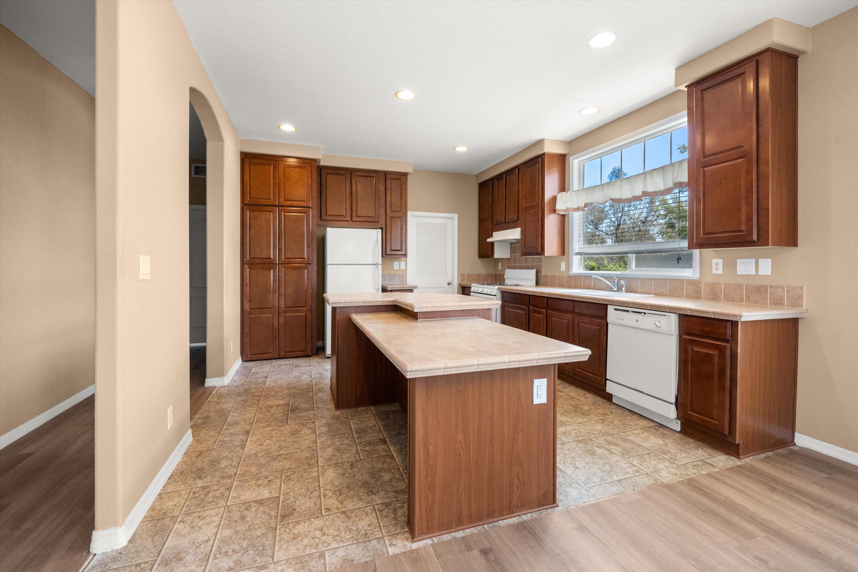 Goleta, California 93117, United States, 2 Bedrooms Bedrooms, ,2 BathroomsBathrooms,Residential,Pending,212796