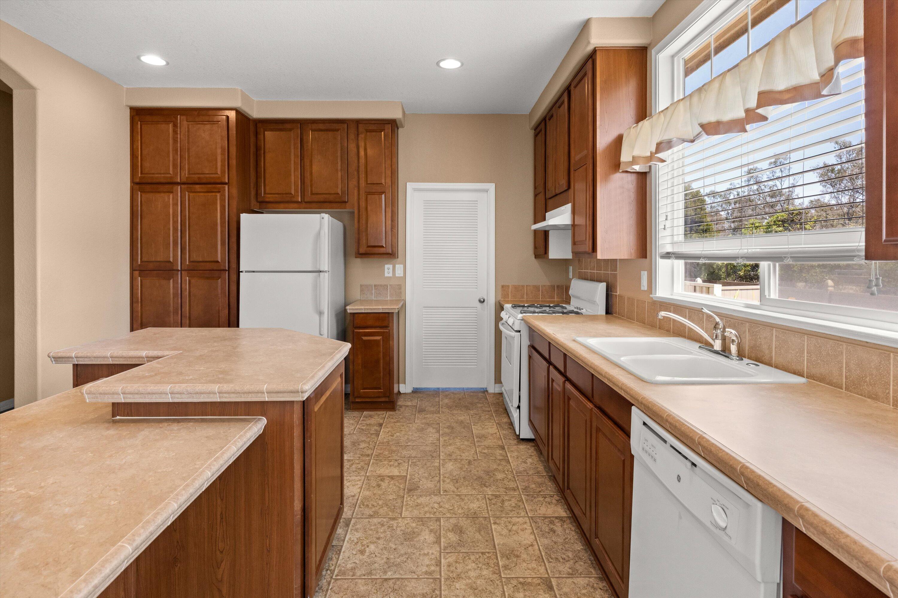 Goleta, California 93117, United States, 2 Bedrooms Bedrooms, ,2 BathroomsBathrooms,Residential,Pending,212796