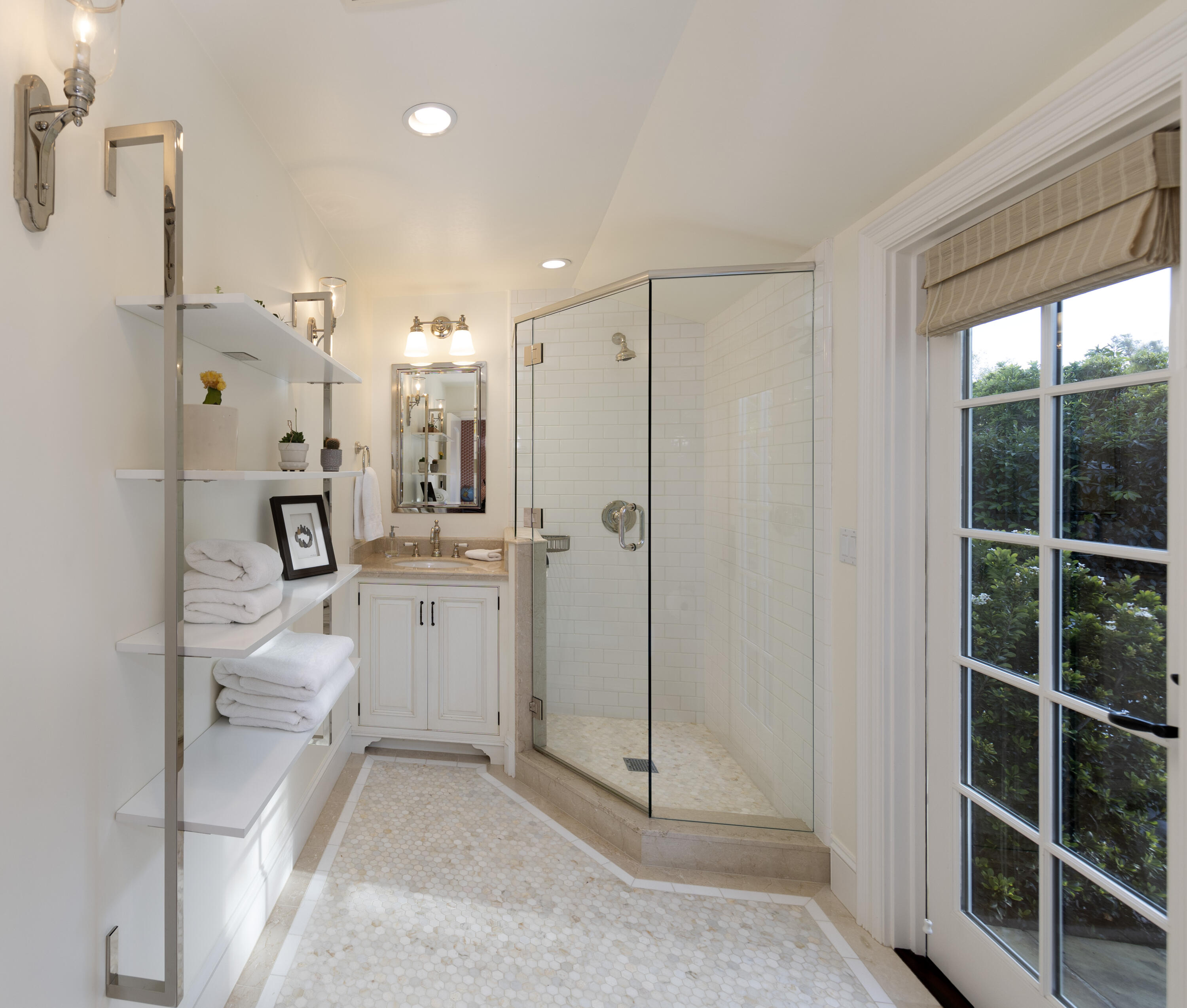 Montecito, California 93108, United States, 4 Bedrooms Bedrooms, ,5 BathroomsBathrooms,Residential,Active,238874