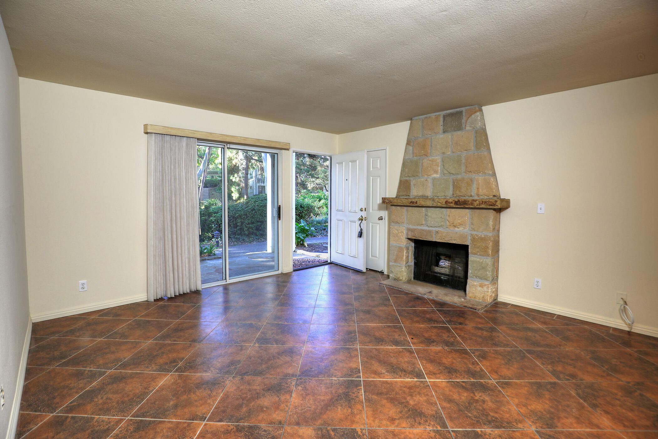 Santa Barbara, California 93117, United States, 2 Bedrooms Bedrooms, ,2 BathroomsBathrooms,Residential,Active,10120