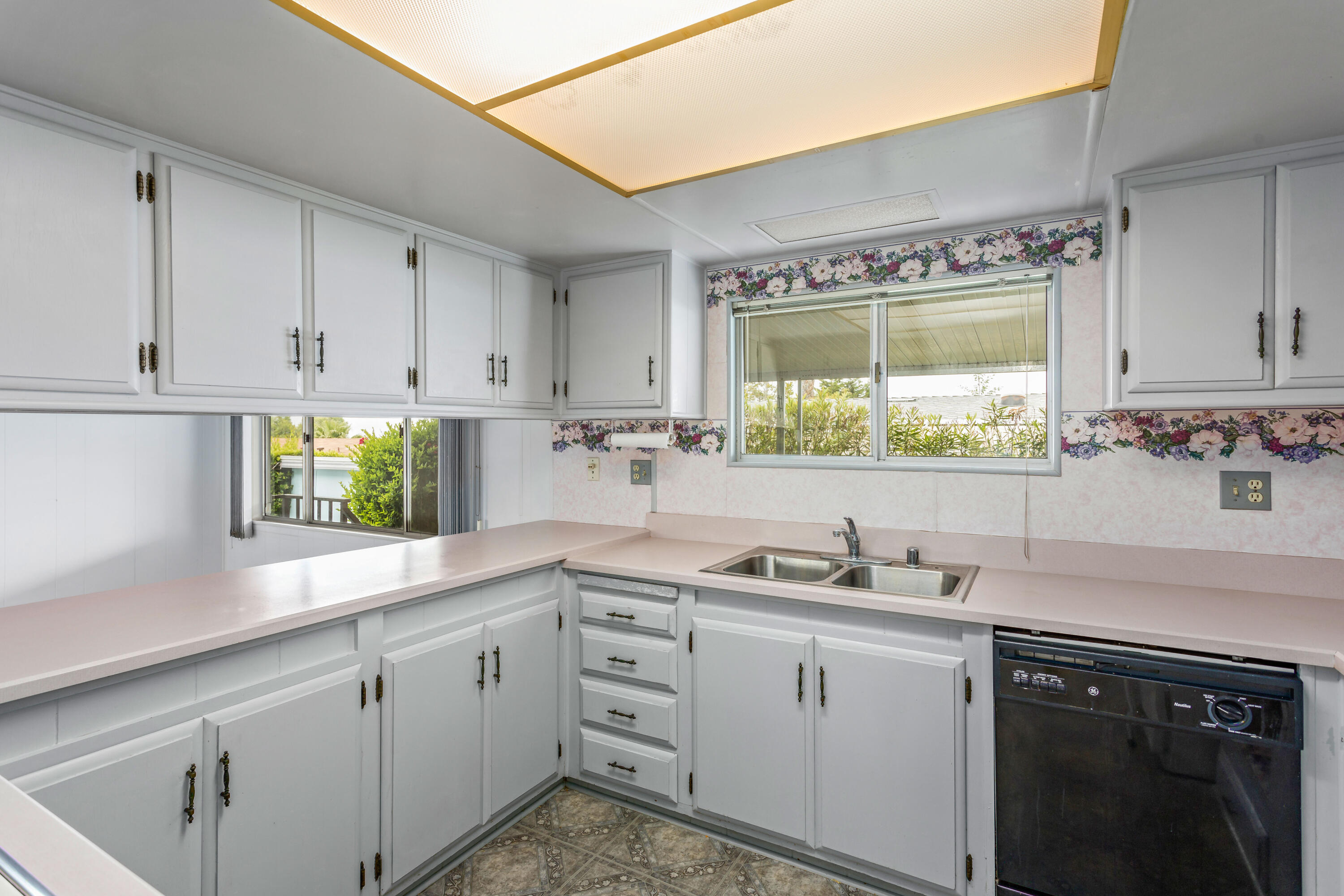 Carpinteria, California 93013, United States, 2 Bedrooms Bedrooms, ,2 BathroomsBathrooms,Residential,Active,123348