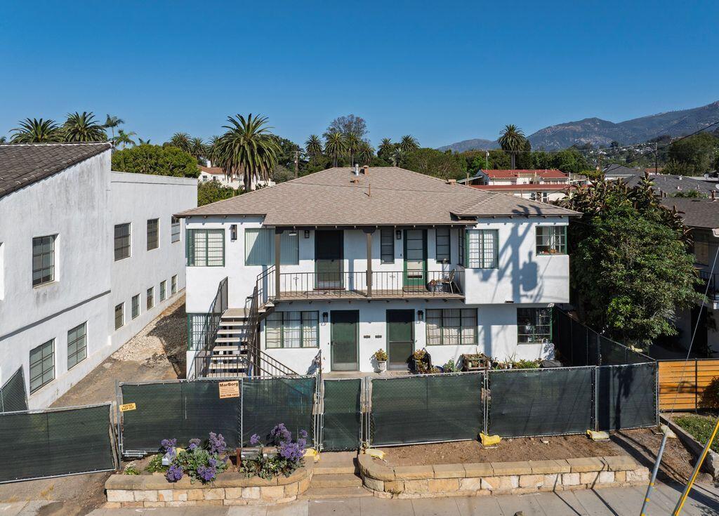 215 E Victoria Street