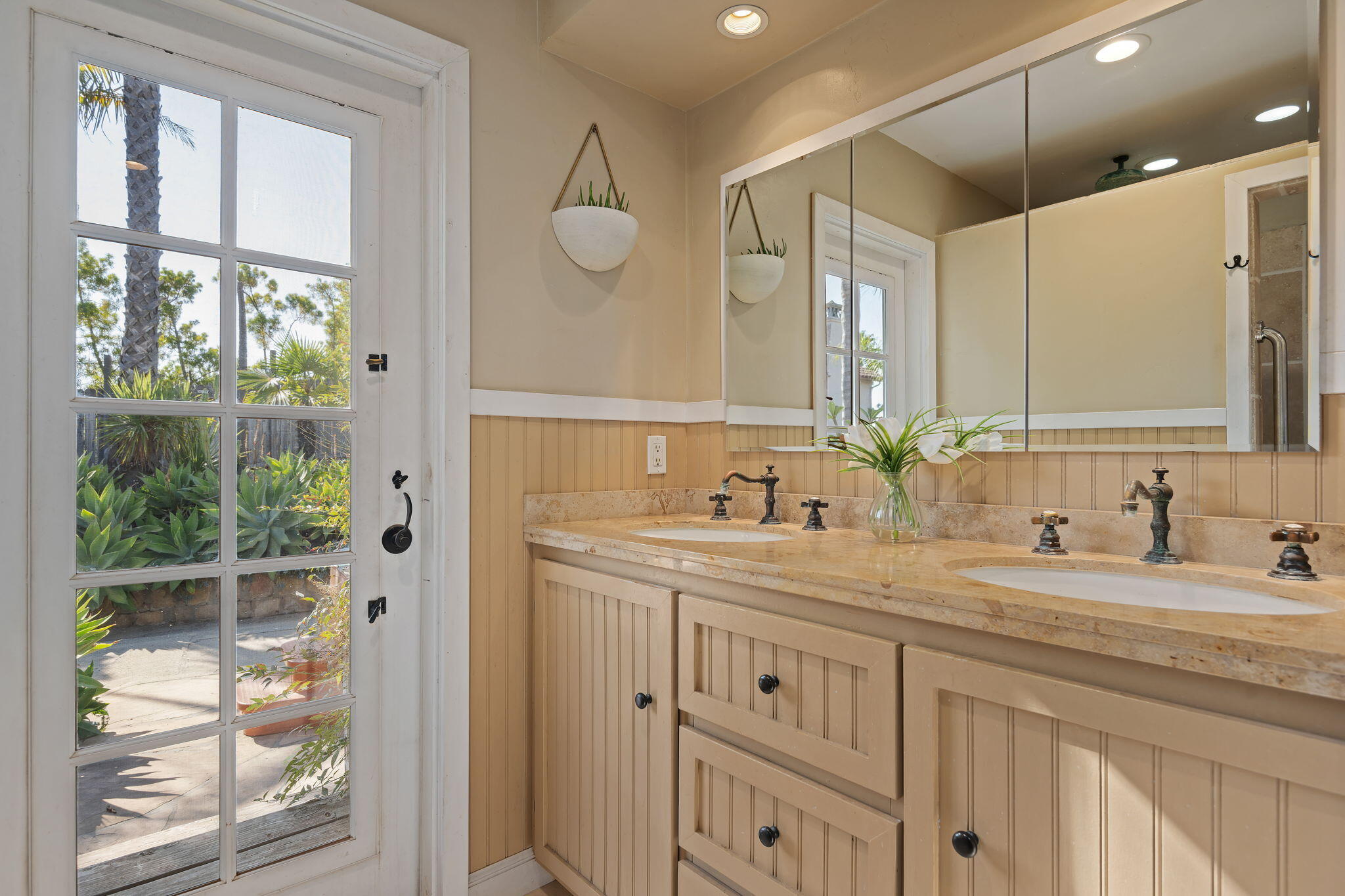 Santa Barbara, California 93111, United States, 3 Bedrooms Bedrooms, ,2 BathroomsBathrooms,Residential,Active,200982