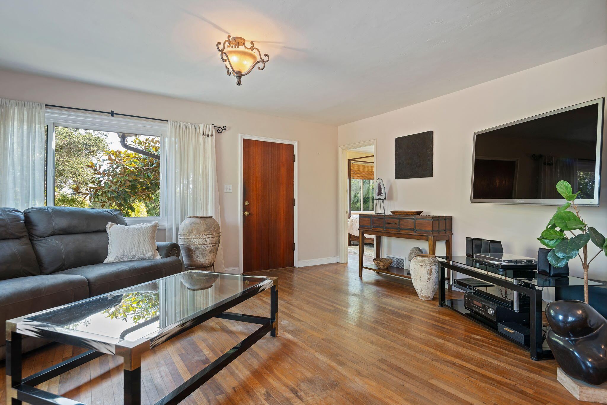 Santa Barbara, California 93111, United States, 3 Bedrooms Bedrooms, ,2 BathroomsBathrooms,Residential,Active,200982