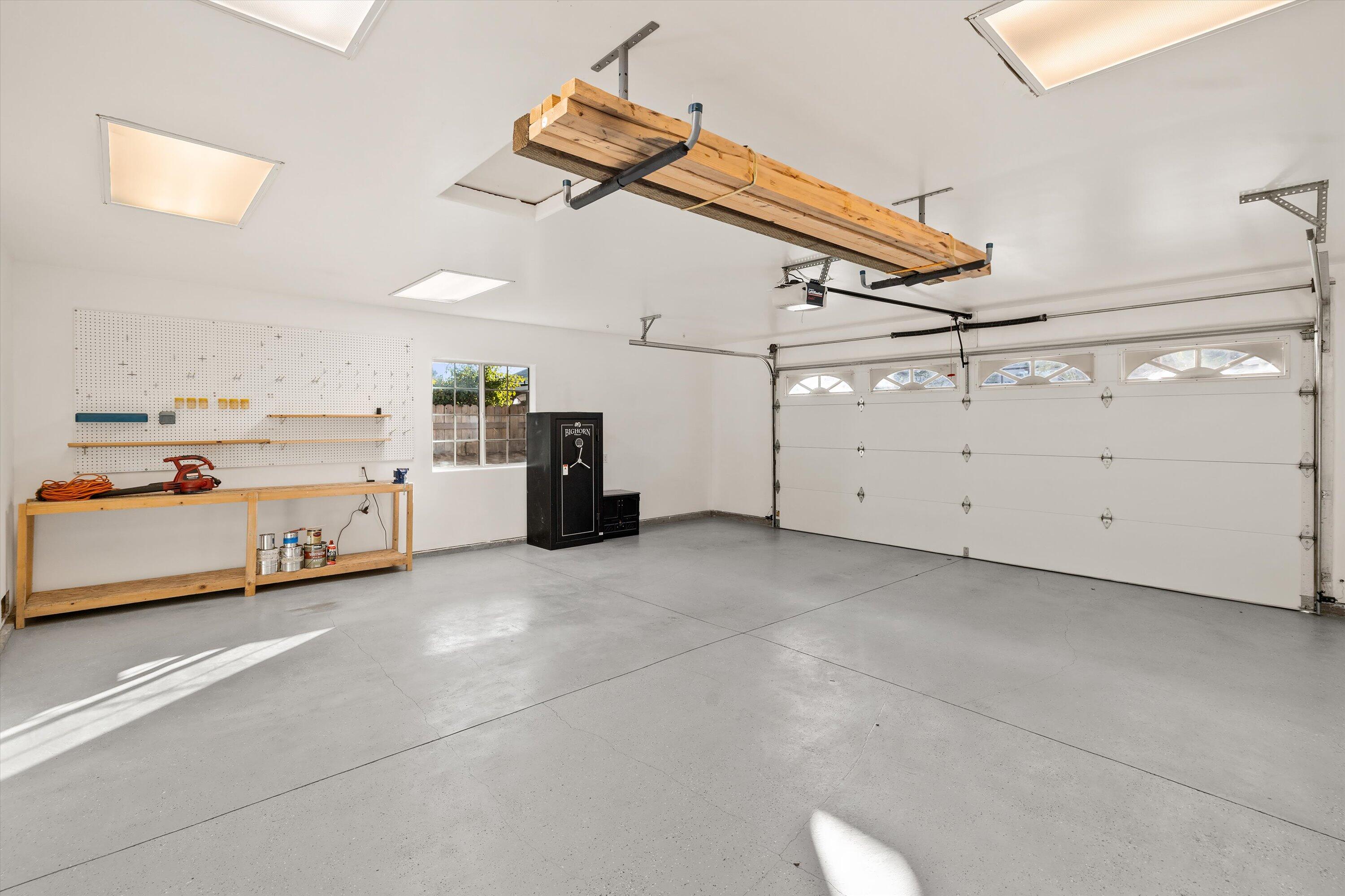 Santa Barbara, California 93110, United States, 4 Bedrooms Bedrooms, ,3 BathroomsBathrooms,Residential,Pending,11588