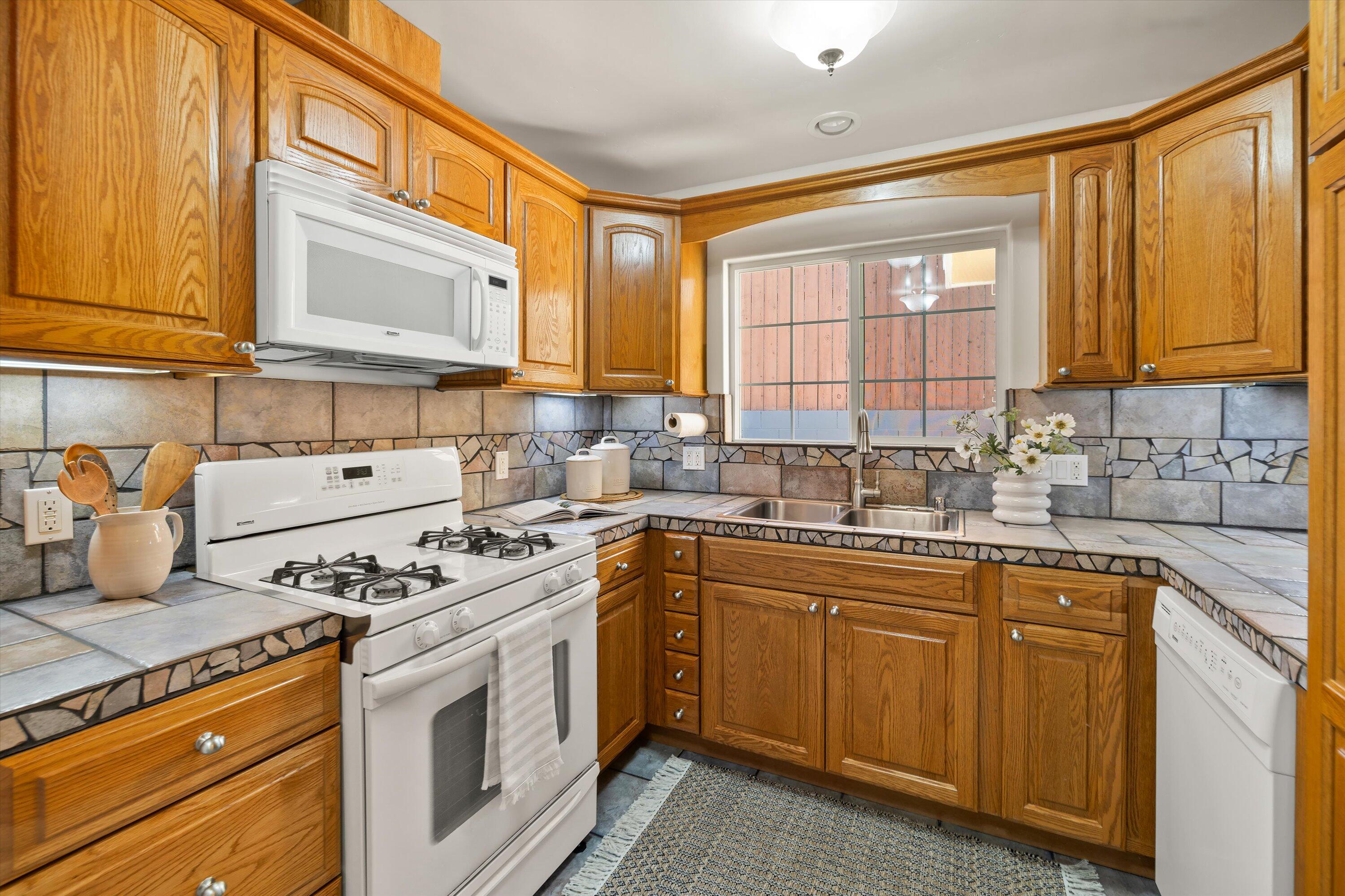 Santa Barbara, California 93110, United States, 4 Bedrooms Bedrooms, ,3 BathroomsBathrooms,Residential,Pending,11588