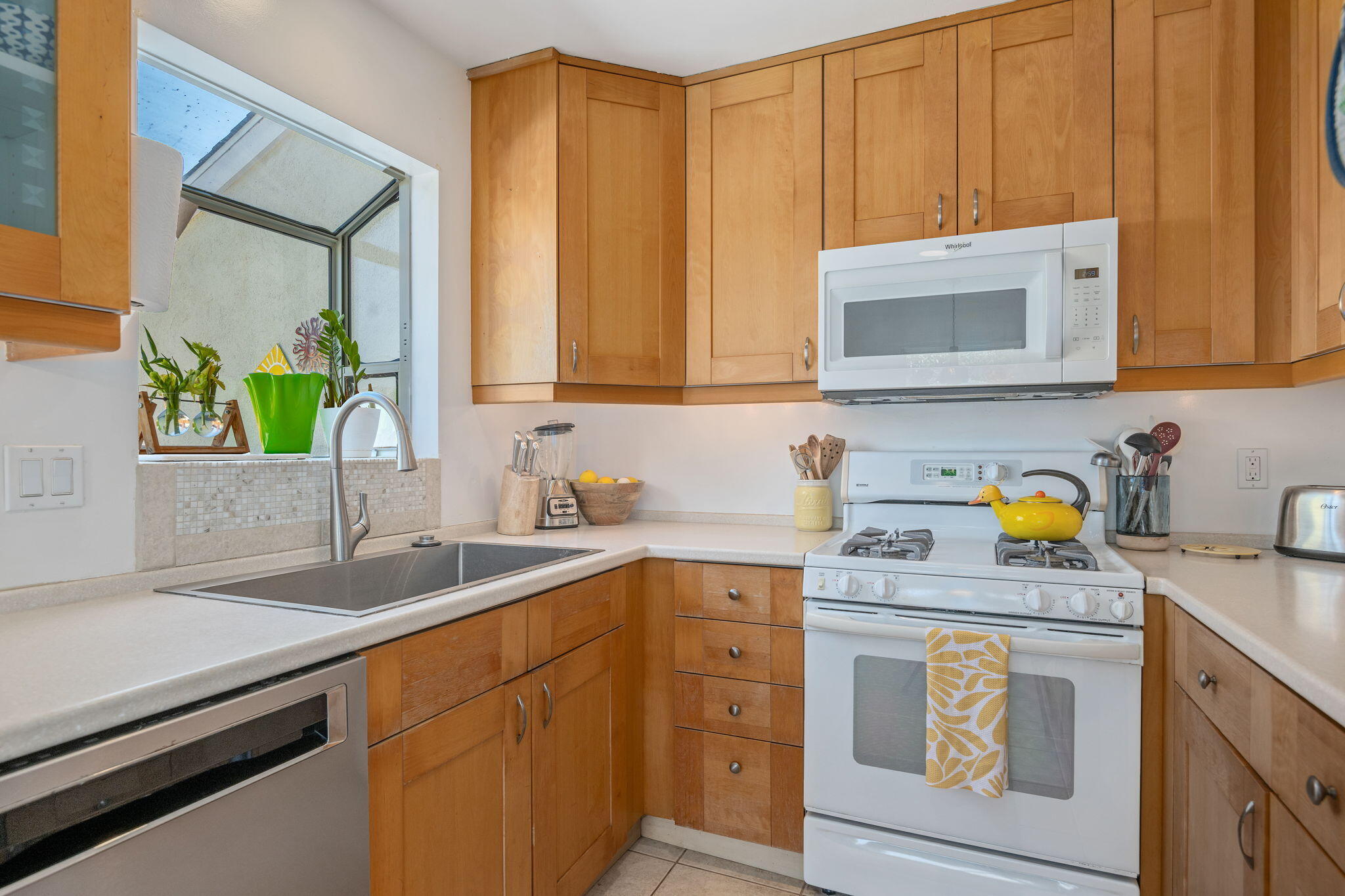 Carpinteria, California 93013, United States, 3 Bedrooms Bedrooms, ,2 BathroomsBathrooms,Residential,Pending,191511