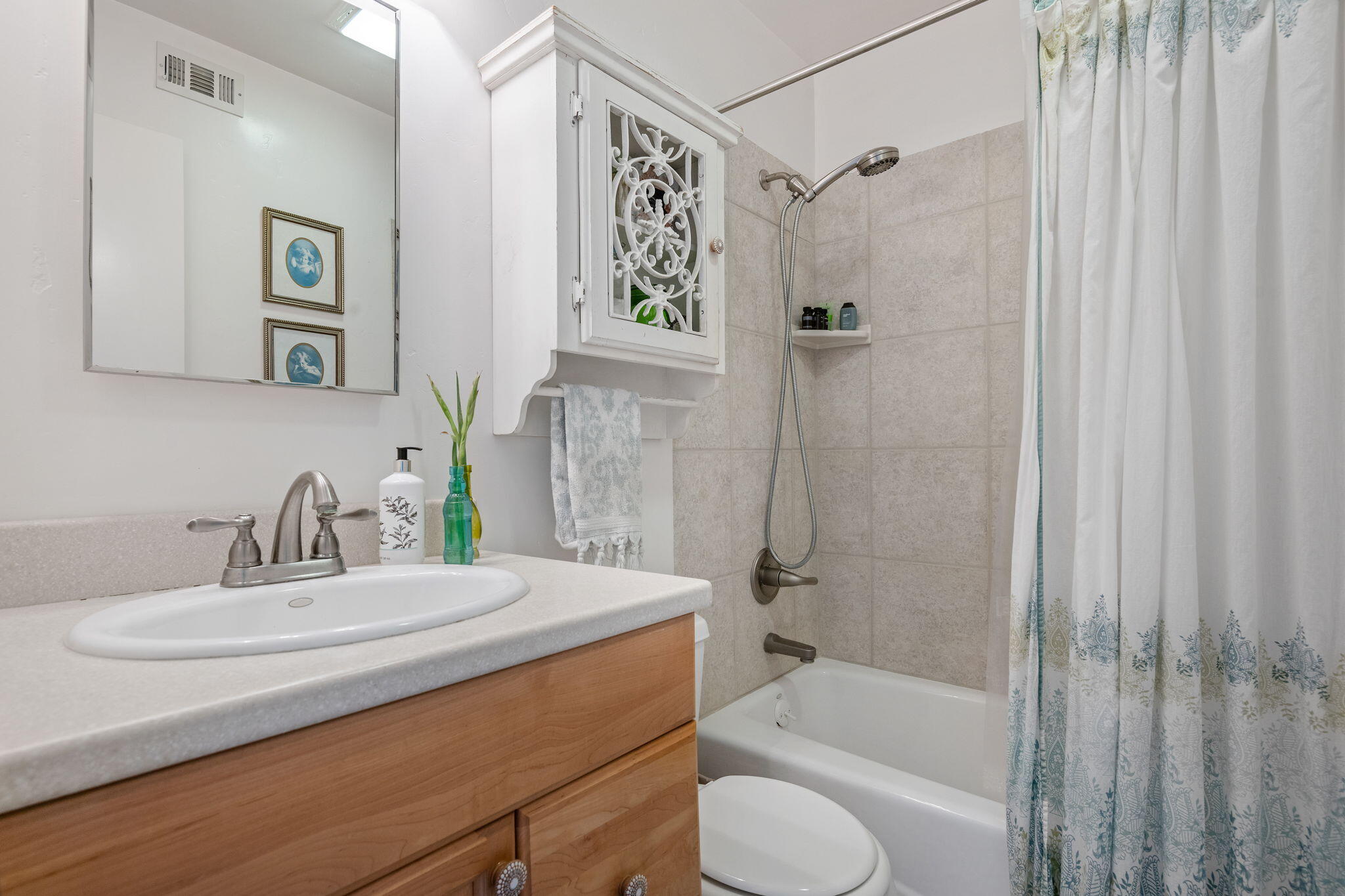 Carpinteria, California 93013, United States, 3 Bedrooms Bedrooms, ,2 BathroomsBathrooms,Residential,Pending,191511