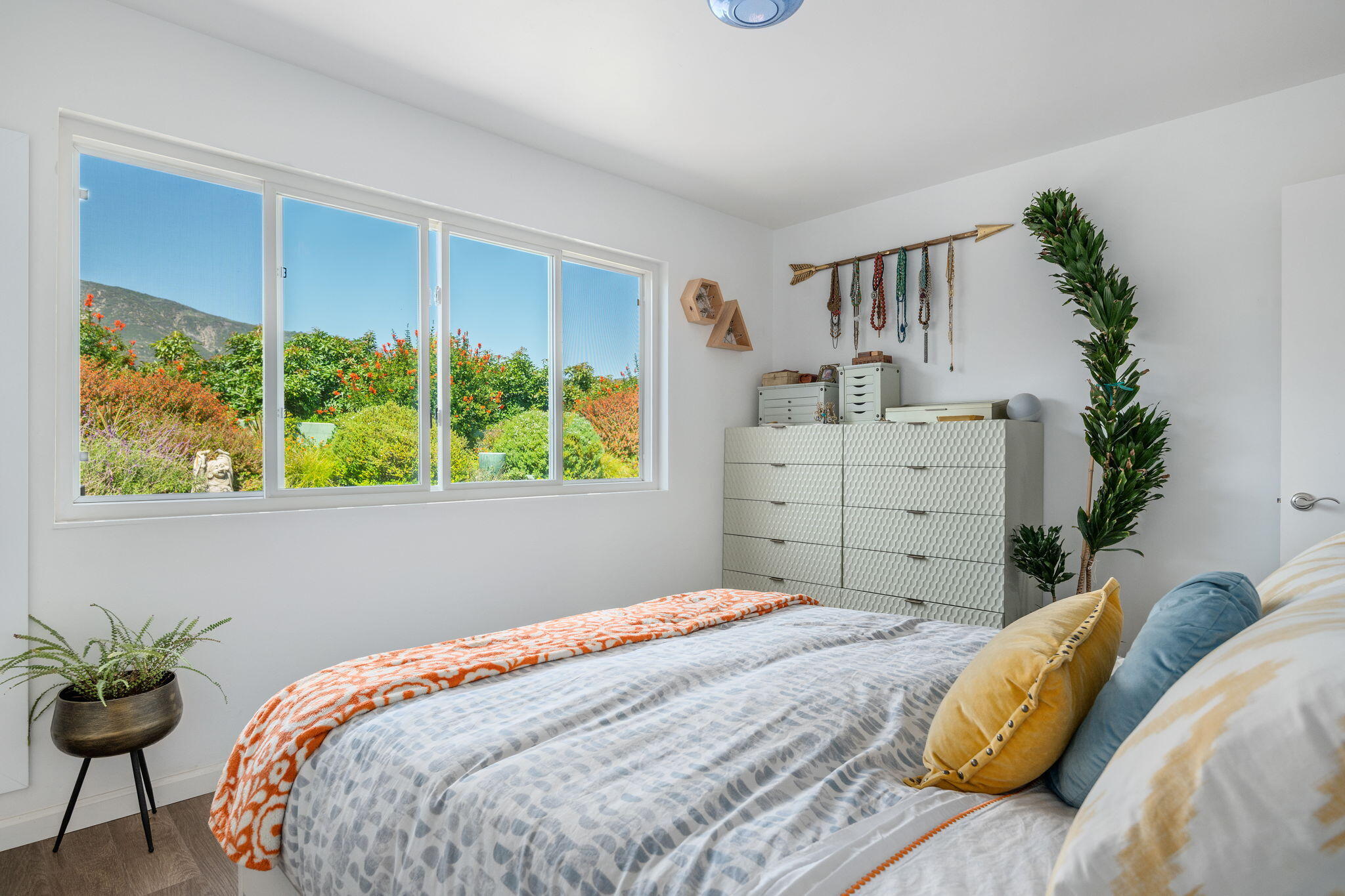 Carpinteria, California 93013, United States, 3 Bedrooms Bedrooms, ,2 BathroomsBathrooms,Residential,Pending,191511