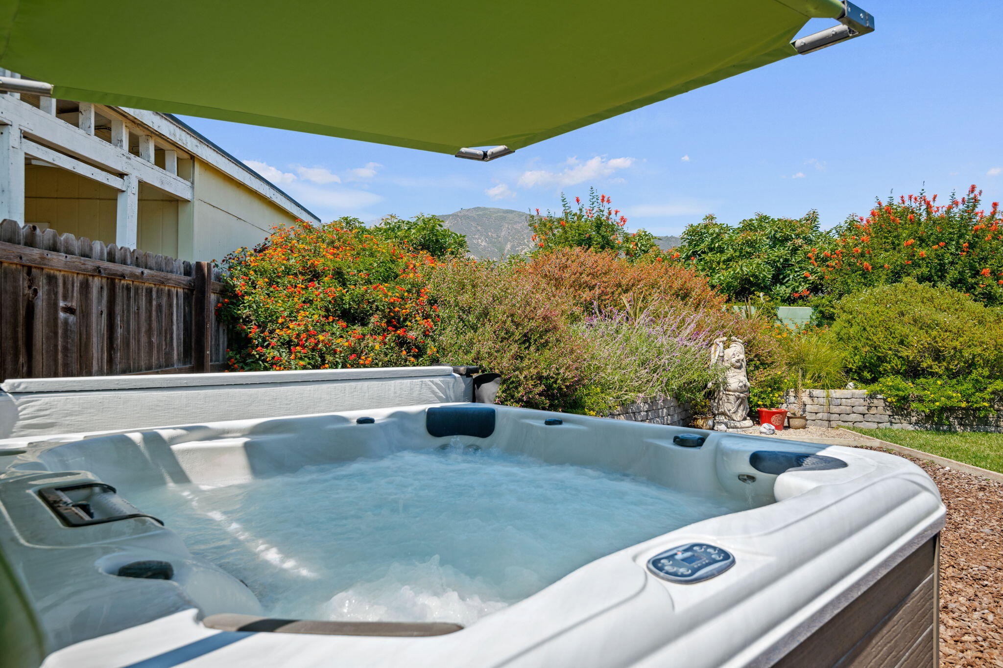 Carpinteria, California 93013, United States, 3 Bedrooms Bedrooms, ,2 BathroomsBathrooms,Residential,Pending,191511