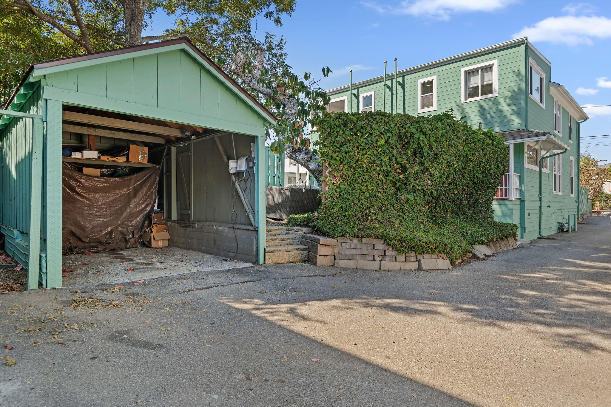 223 W Arrellaga Street