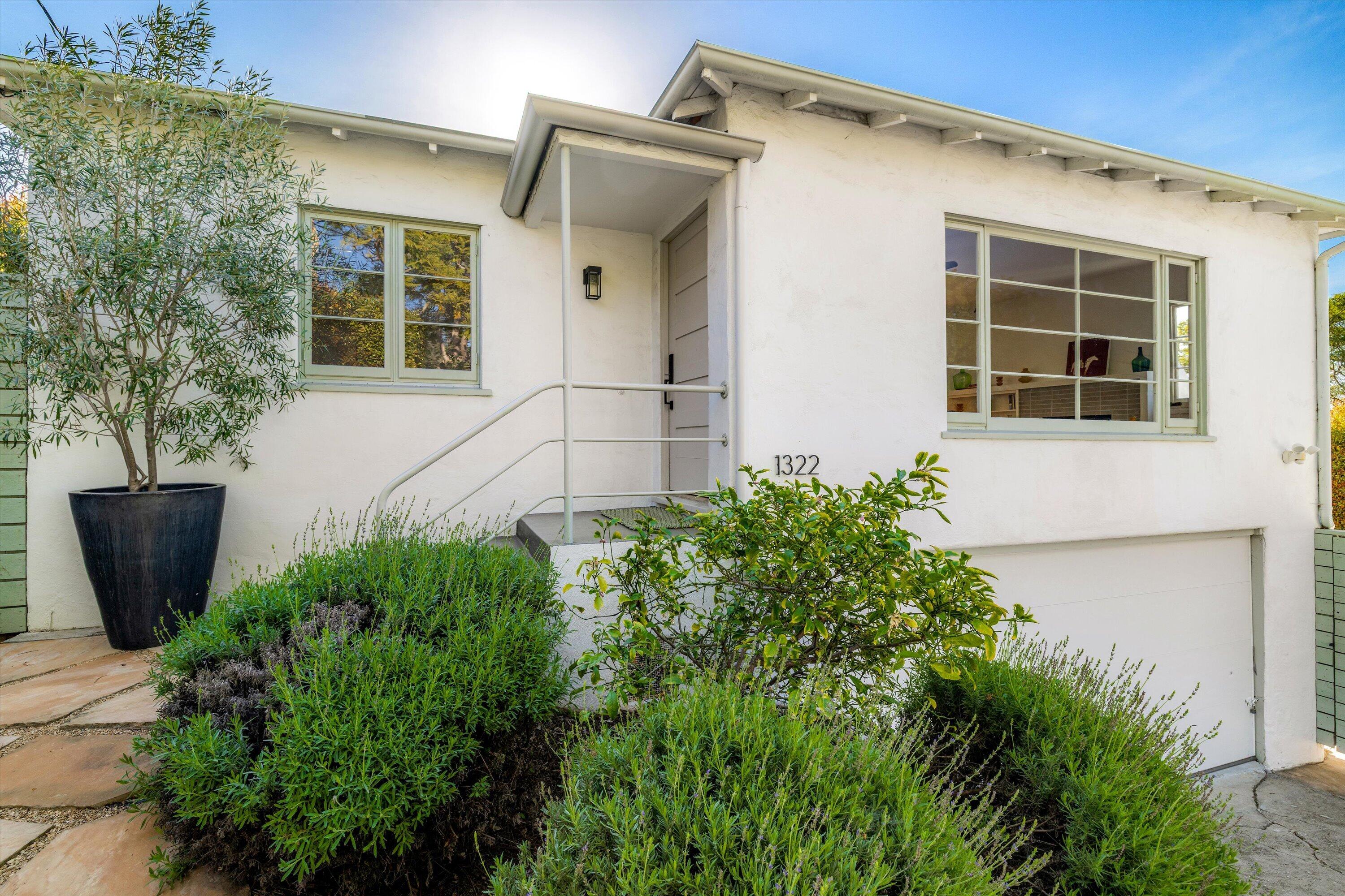1322 E Cota Street