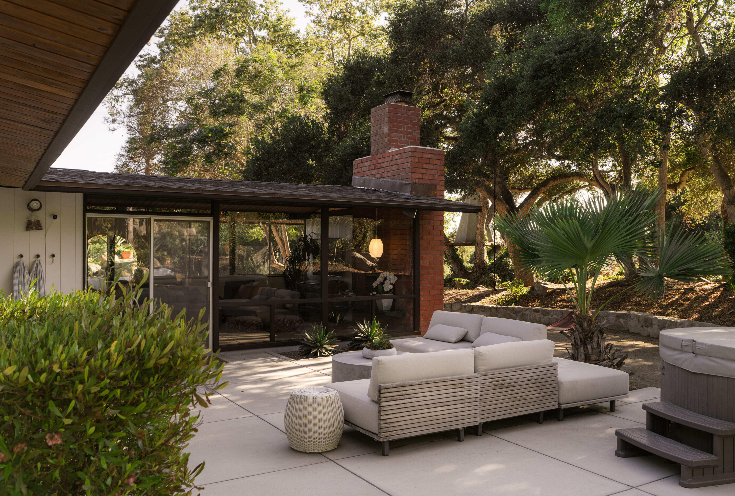 Carpinteria, California 93013, United States, 6 Bedrooms Bedrooms, ,4 BathroomsBathrooms,Residential,Pending,176261