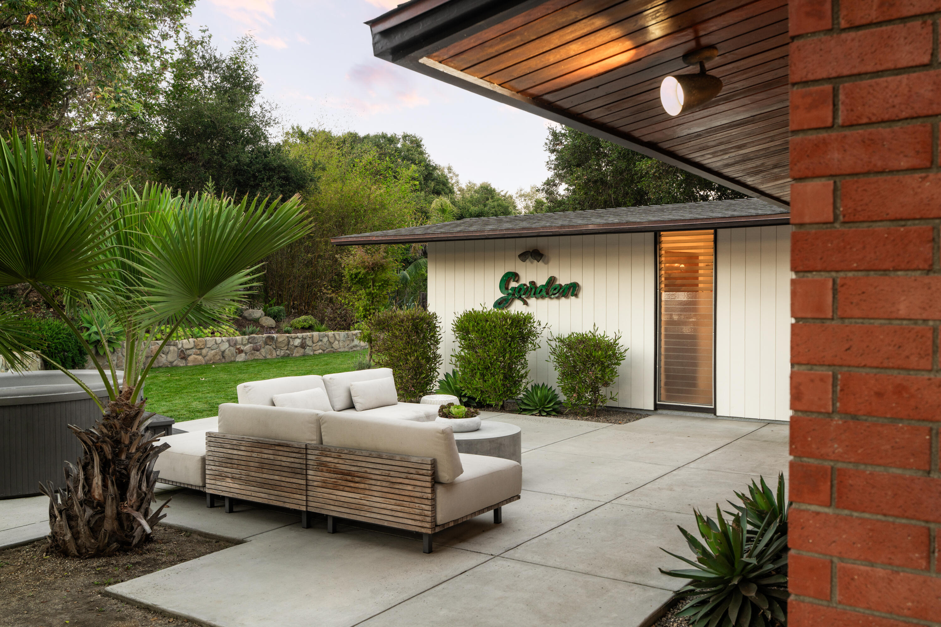 Carpinteria, California 93013, United States, 6 Bedrooms Bedrooms, ,4 BathroomsBathrooms,Residential,Pending,176261