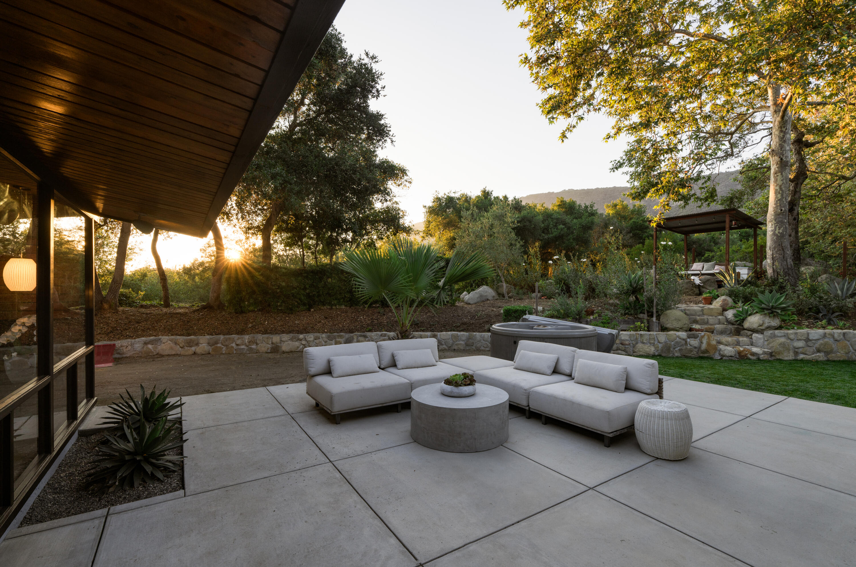 Carpinteria, California 93013, United States, 6 Bedrooms Bedrooms, ,4 BathroomsBathrooms,Residential,Pending,176261