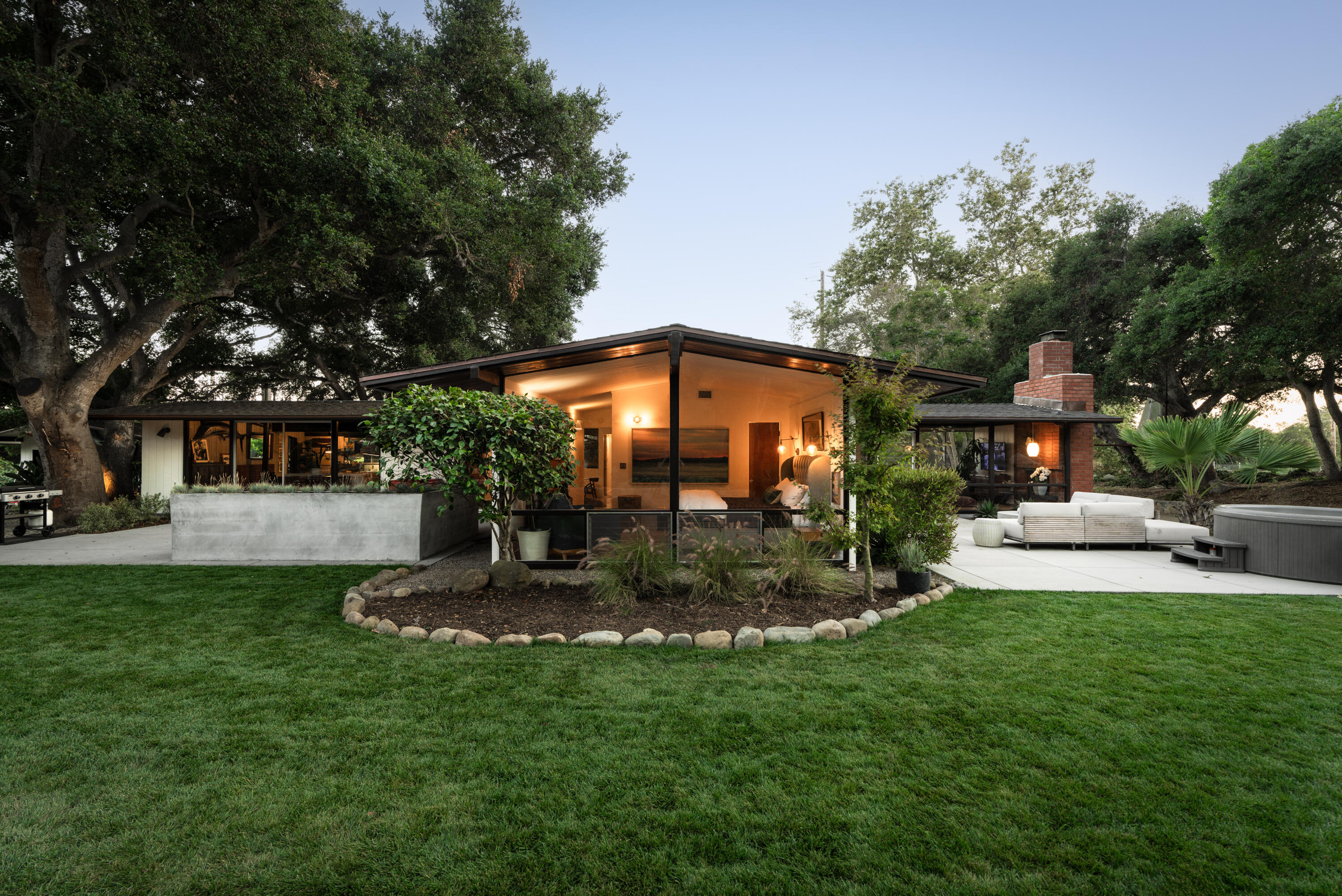 Carpinteria, California 93013, United States, 6 Bedrooms Bedrooms, ,4 BathroomsBathrooms,Residential,Pending,176261