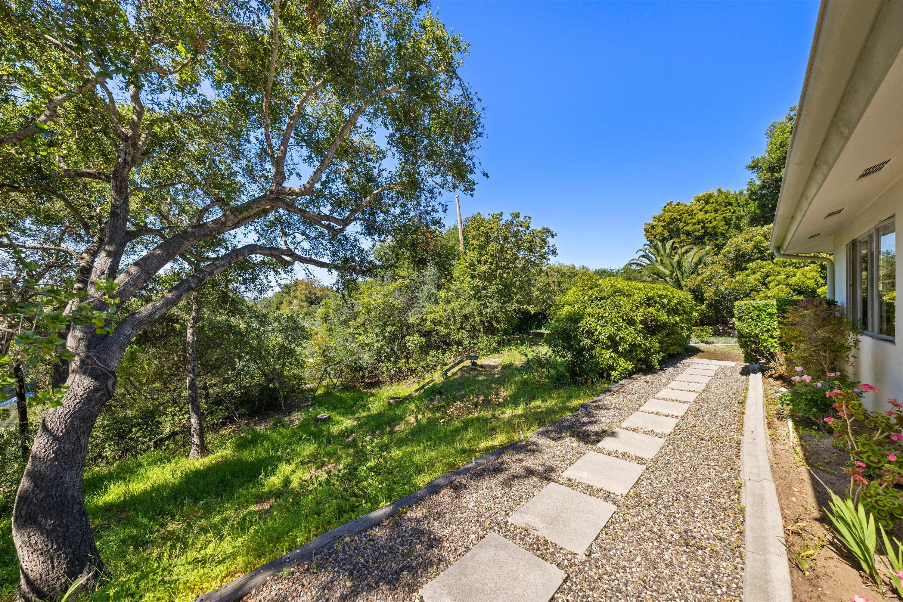 Santa Barbara, California 93105, United States, 3 Bedrooms Bedrooms, ,2 BathroomsBathrooms,Residential,Pending,121170