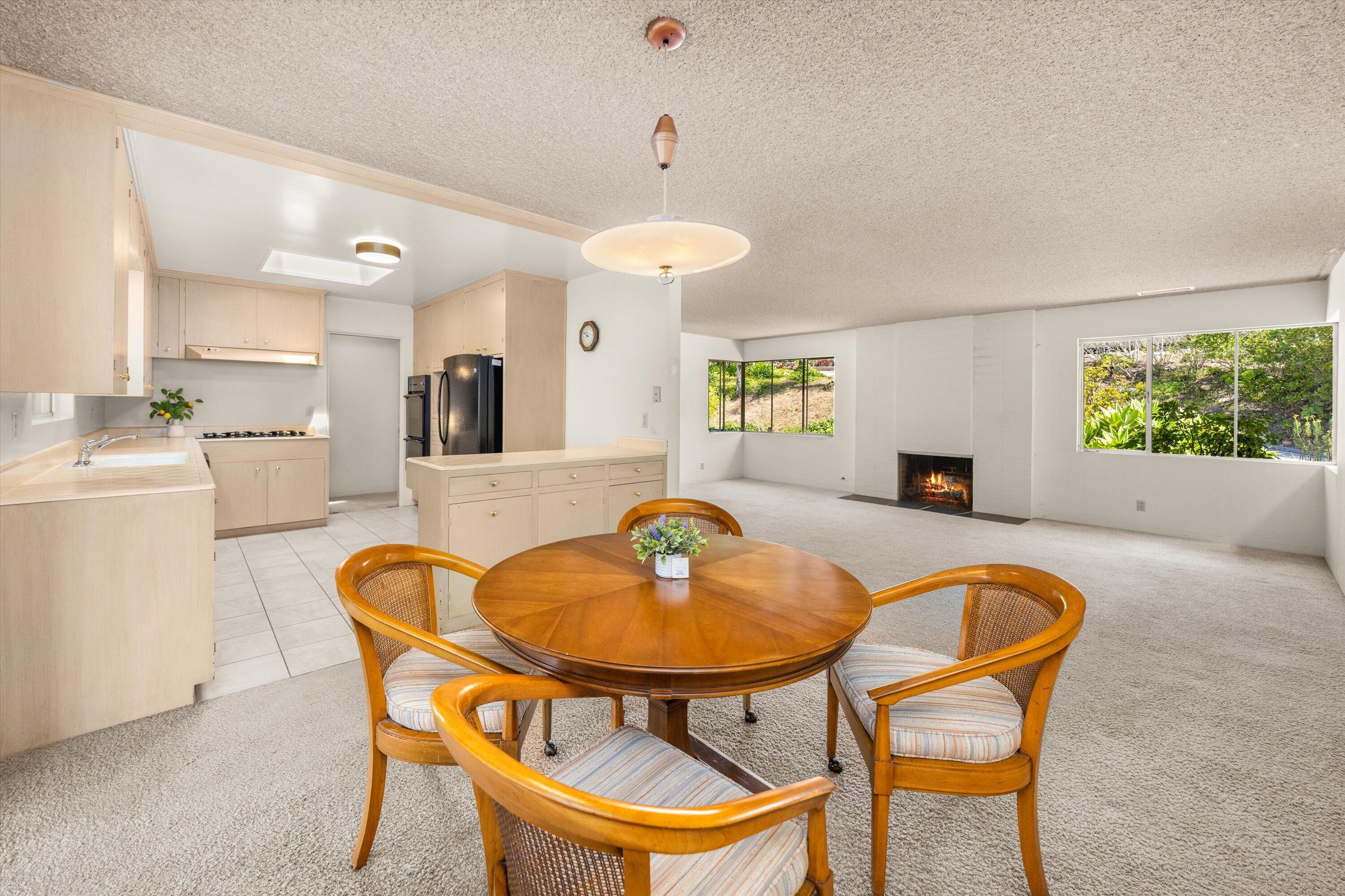 Santa Barbara, California 93105, United States, 3 Bedrooms Bedrooms, ,2 BathroomsBathrooms,Residential,Pending,121170