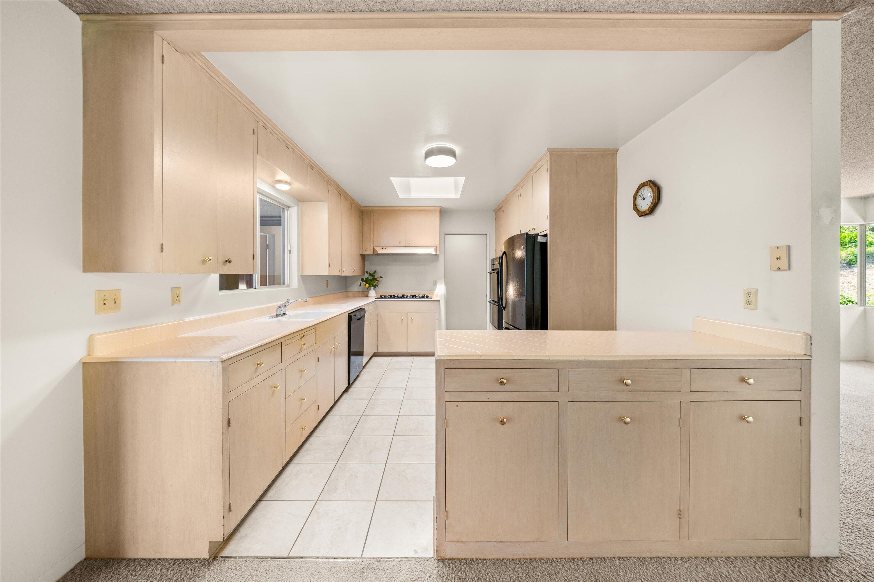 Santa Barbara, California 93105, United States, 3 Bedrooms Bedrooms, ,2 BathroomsBathrooms,Residential,Pending,121170