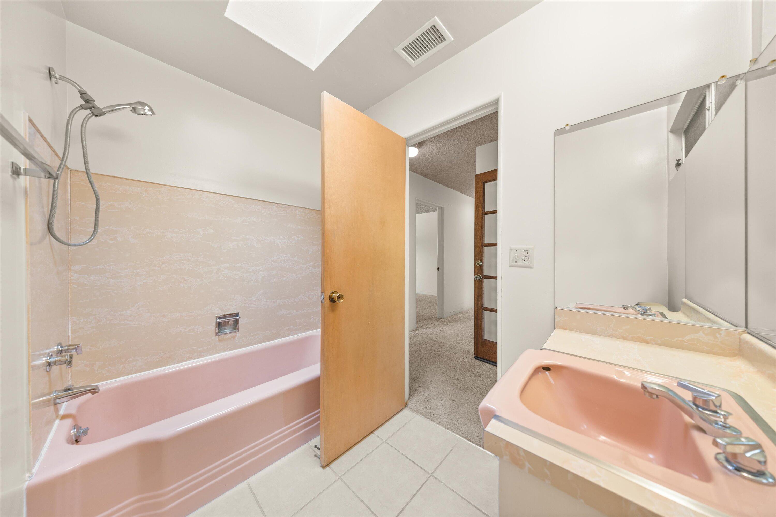 Santa Barbara, California 93105, United States, 3 Bedrooms Bedrooms, ,2 BathroomsBathrooms,Residential,Pending,121170