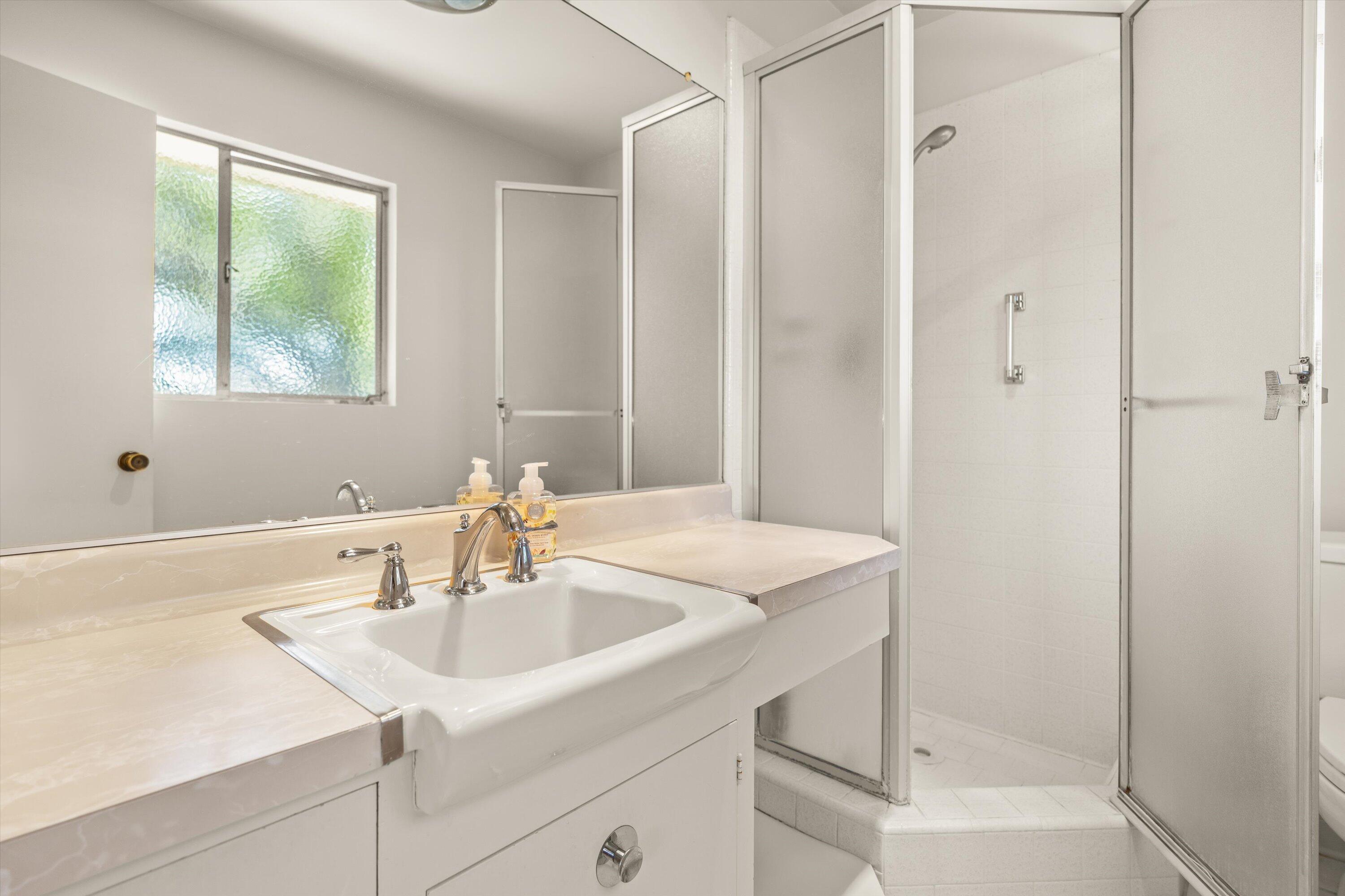 Santa Barbara, California 93105, United States, 3 Bedrooms Bedrooms, ,2 BathroomsBathrooms,Residential,Pending,121170