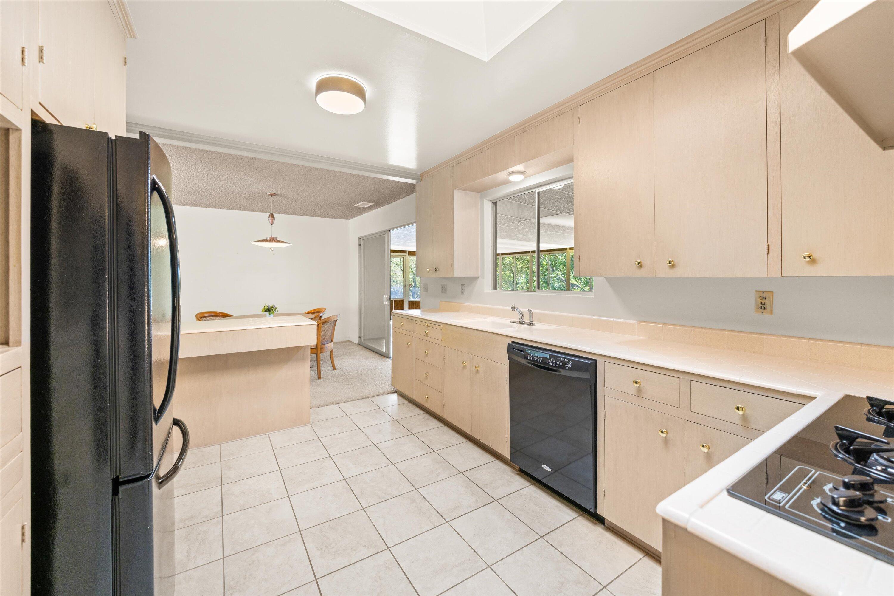 Santa Barbara, California 93105, United States, 3 Bedrooms Bedrooms, ,2 BathroomsBathrooms,Residential,Pending,121170