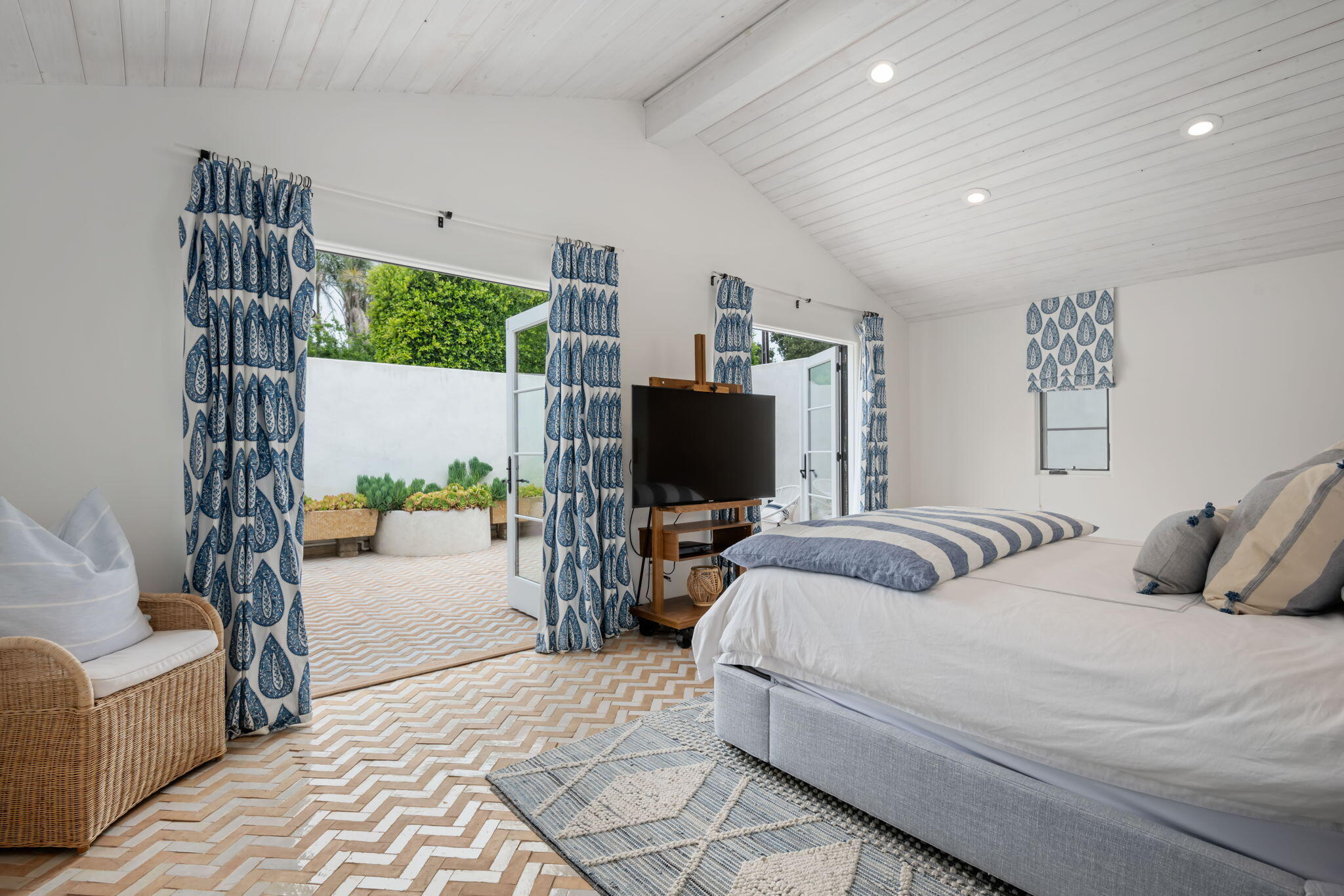 Santa Barbara, California 93105, United States, 4 Bedrooms Bedrooms, ,5 BathroomsBathrooms,Residential,Active,160092