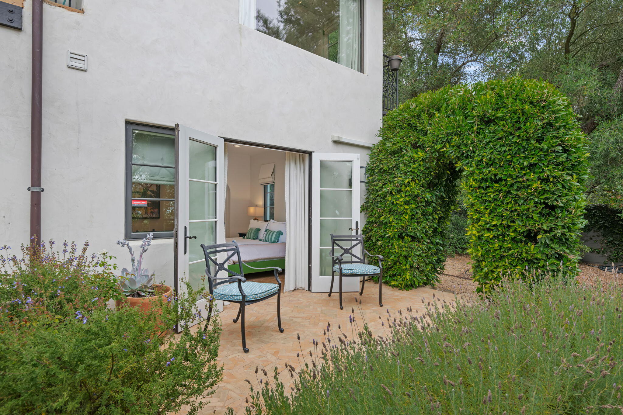 Santa Barbara, California 93105, United States, 4 Bedrooms Bedrooms, ,5 BathroomsBathrooms,Residential,Active,160092