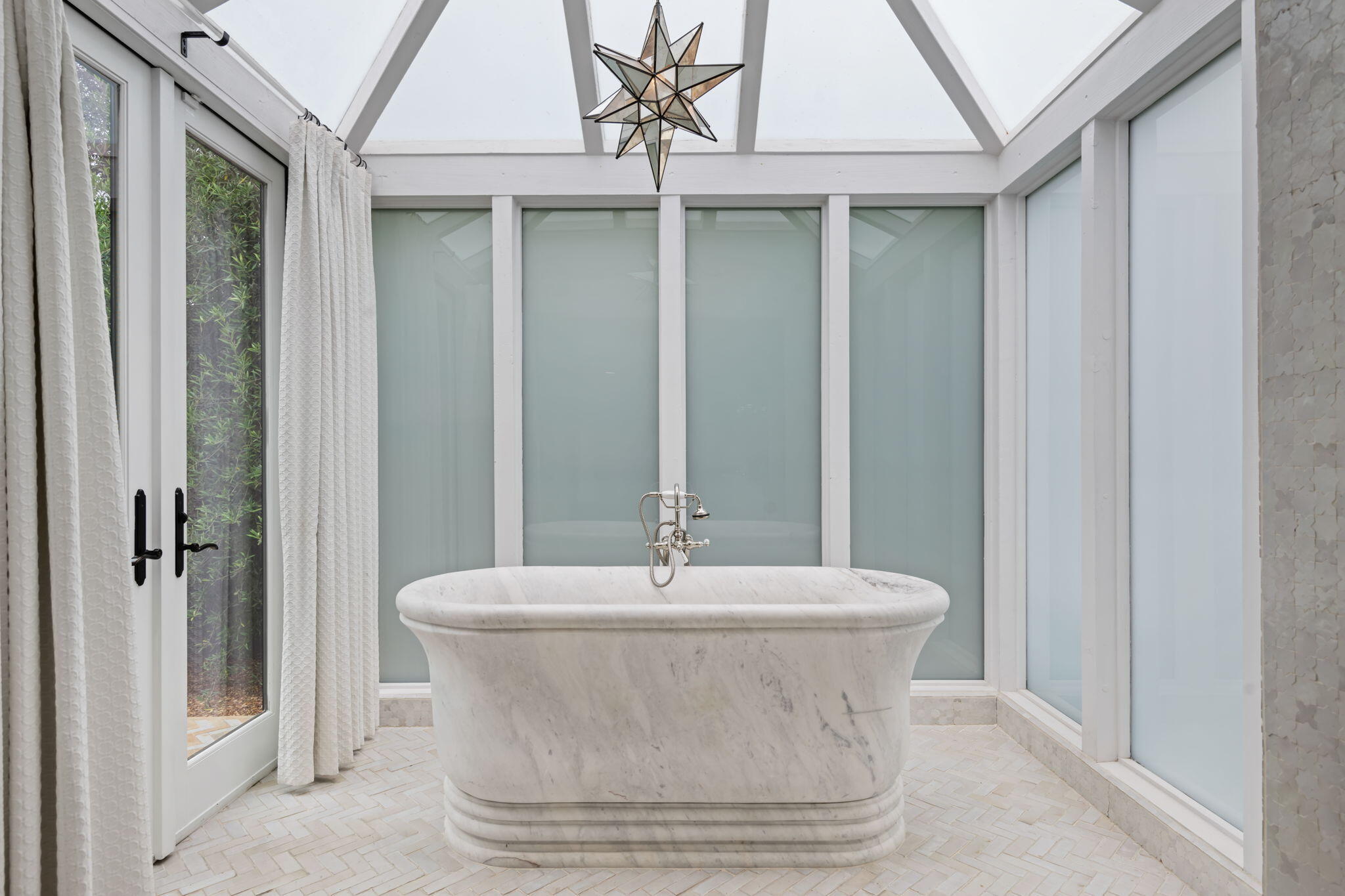 Santa Barbara, California 93105, United States, 4 Bedrooms Bedrooms, ,5 BathroomsBathrooms,Residential,Active,160092