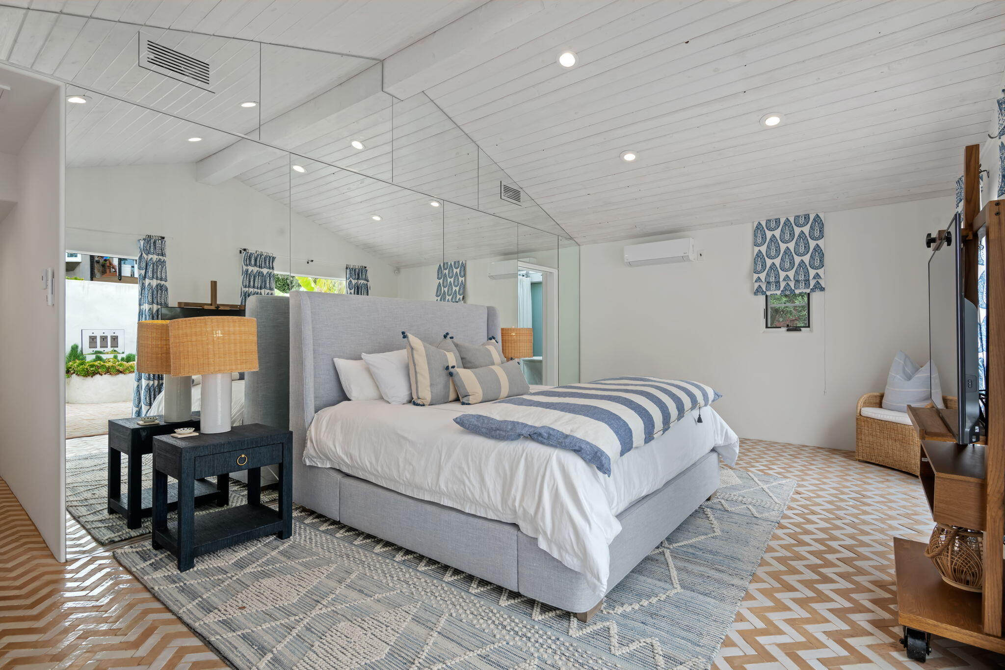 Santa Barbara, California 93105, United States, 4 Bedrooms Bedrooms, ,5 BathroomsBathrooms,Residential,Active,160092