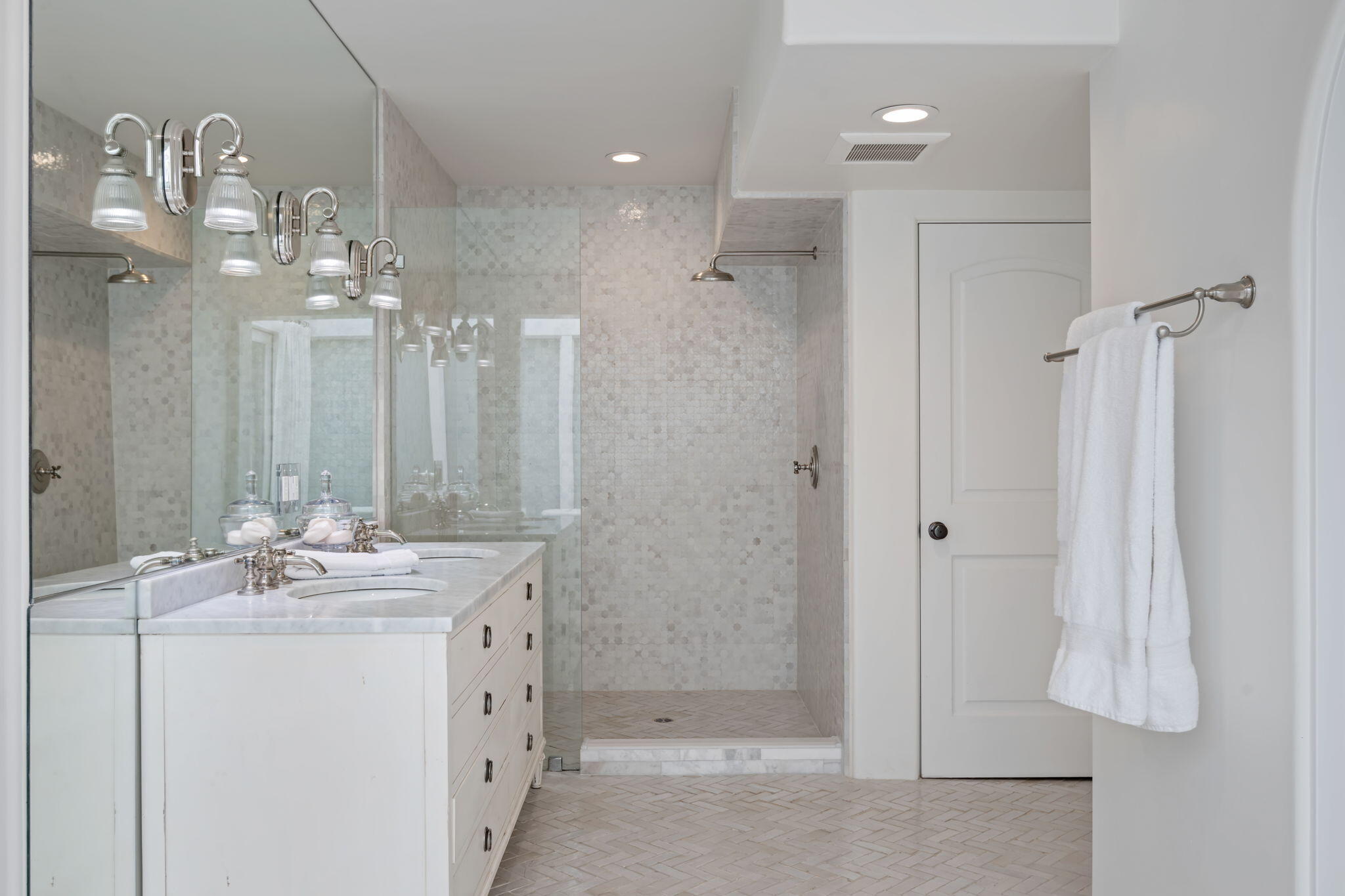 Santa Barbara, California 93105, United States, 4 Bedrooms Bedrooms, ,5 BathroomsBathrooms,Residential,Active,160092