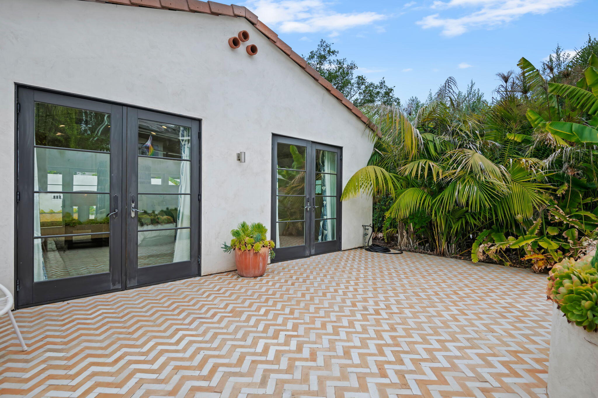 Santa Barbara, California 93105, United States, 4 Bedrooms Bedrooms, ,5 BathroomsBathrooms,Residential,Active,160092