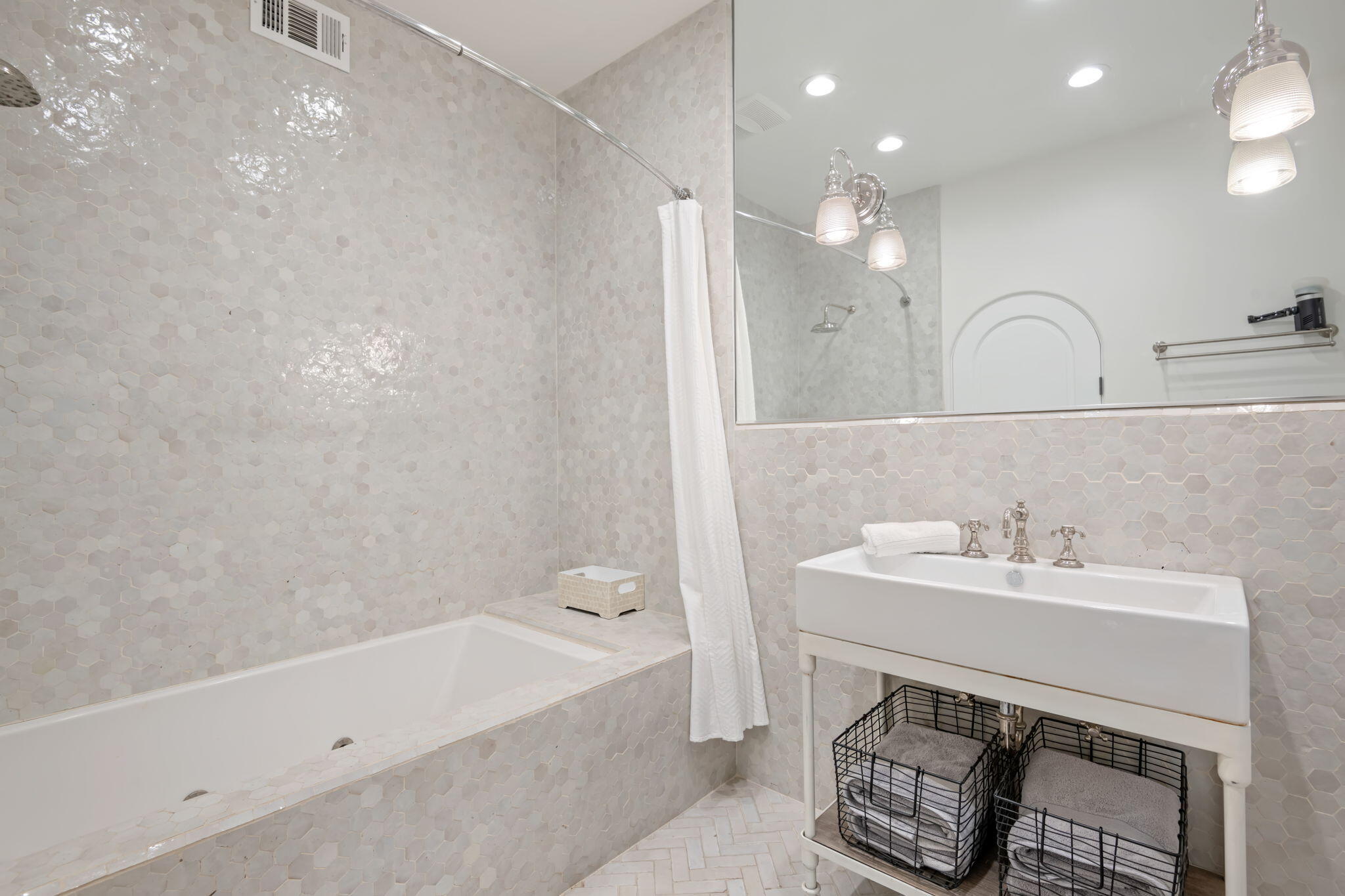 Santa Barbara, California 93105, United States, 4 Bedrooms Bedrooms, ,5 BathroomsBathrooms,Residential,Active,160092